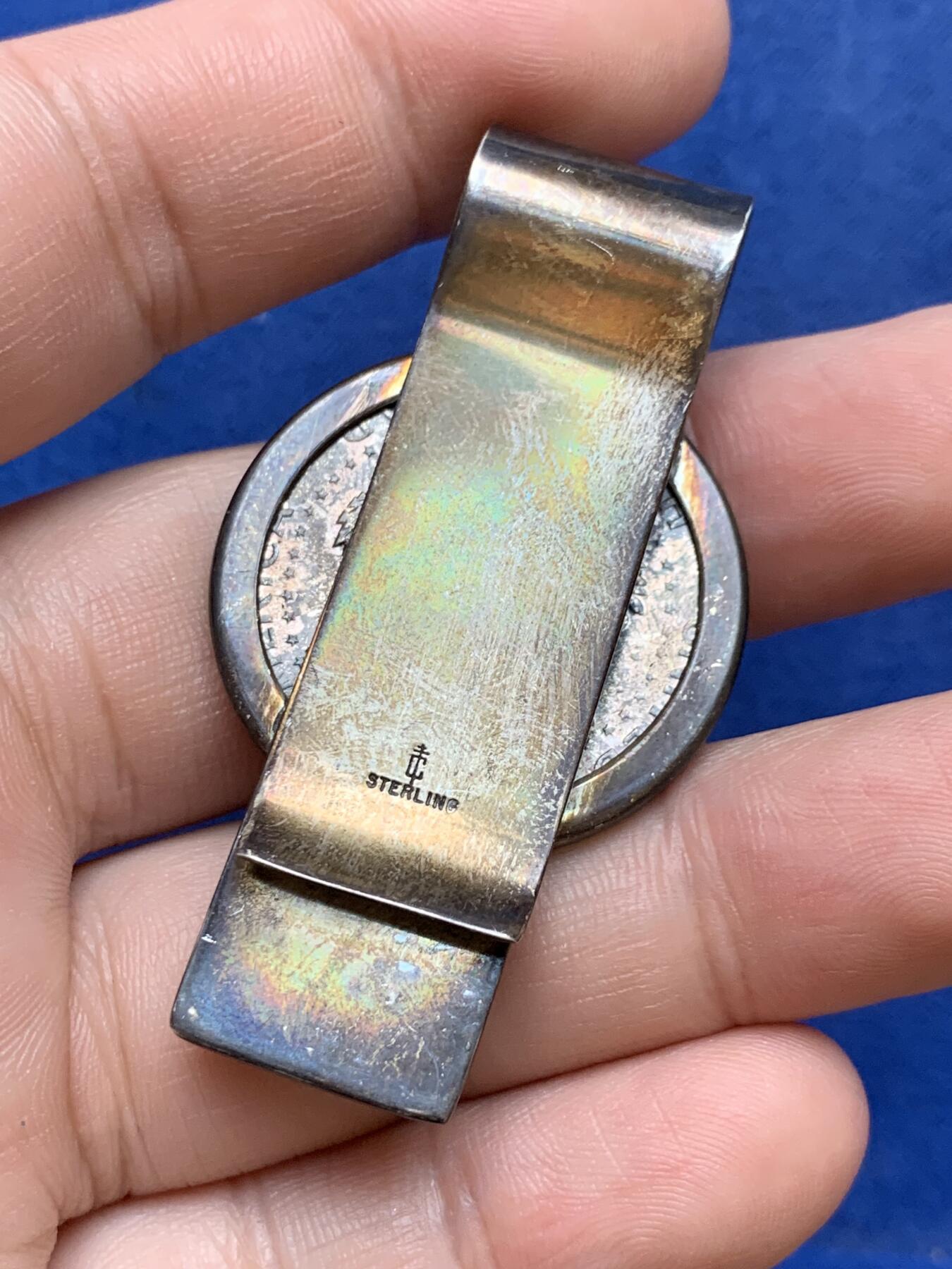 《竞宝斋》第294场- 周日，周一  2场连拍 （全场包邮） 美国肯尼迪1964年高银银币衣夹一枚，重30克！带银标！通体带彩带包浆。