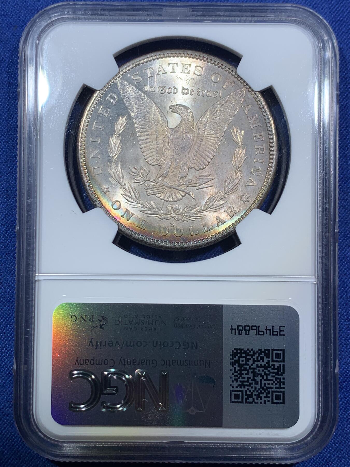 《竞宝斋》第294场- 周日，周一  2场连拍 （全场包邮） NGC MS64 美国1880-S 摩根1美元银币 一颗到位的1880年摩根，该特有的镜面底板，配合正面五彩包浆非常亮眼，尤其是背面带有一抹绚丽彩虹，摩根标准器，错过要后悔的状态。