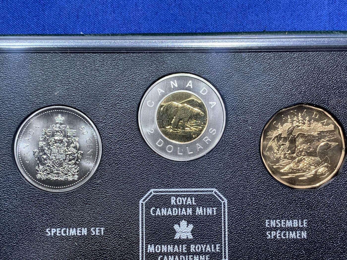 《竞宝斋》第294场- 周日，周一  2场连拍 （全场包邮） 2002 加拿大 特殊样币套装 这一套和普通的MS完全不同 采用的是反精制reverse proof工艺 图案都是加拿大有代表性的动物 送评都会写SP 非常少见