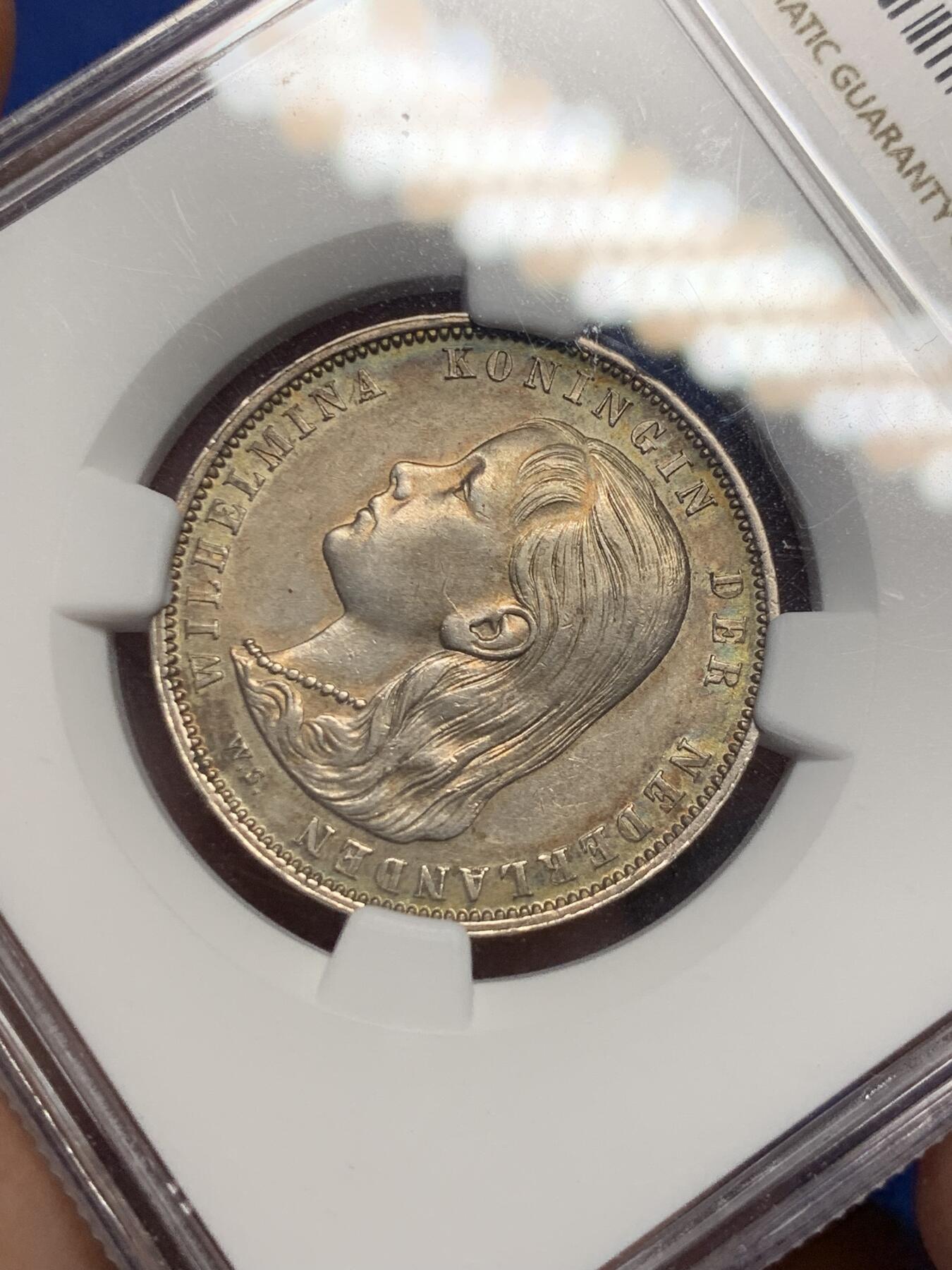 《竞宝斋》第294场- 周日，周一  2场连拍 （全场包邮） NGC AU58 荷兰 1892年 威廉明娜女王1盾银币 正反面五彩包浆 实物很漂亮 略低评