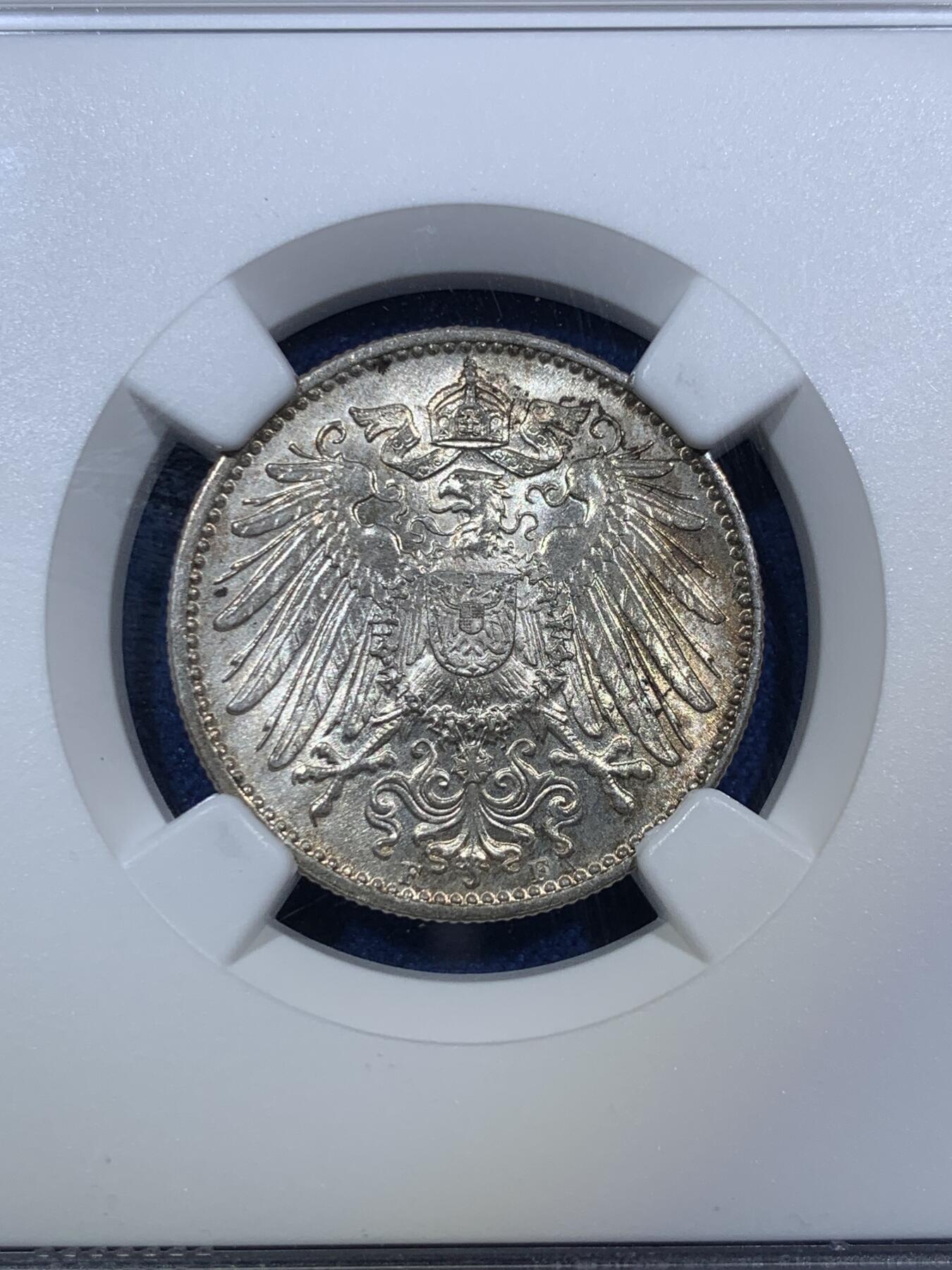 《竞宝斋》第294场- 周日，周一  2场连拍 （全场包邮） NGC-MS65 德国1914-F 1马克银币，转光特猛，浅黄油包浆，脱模剂依稀可见，出厂状态。