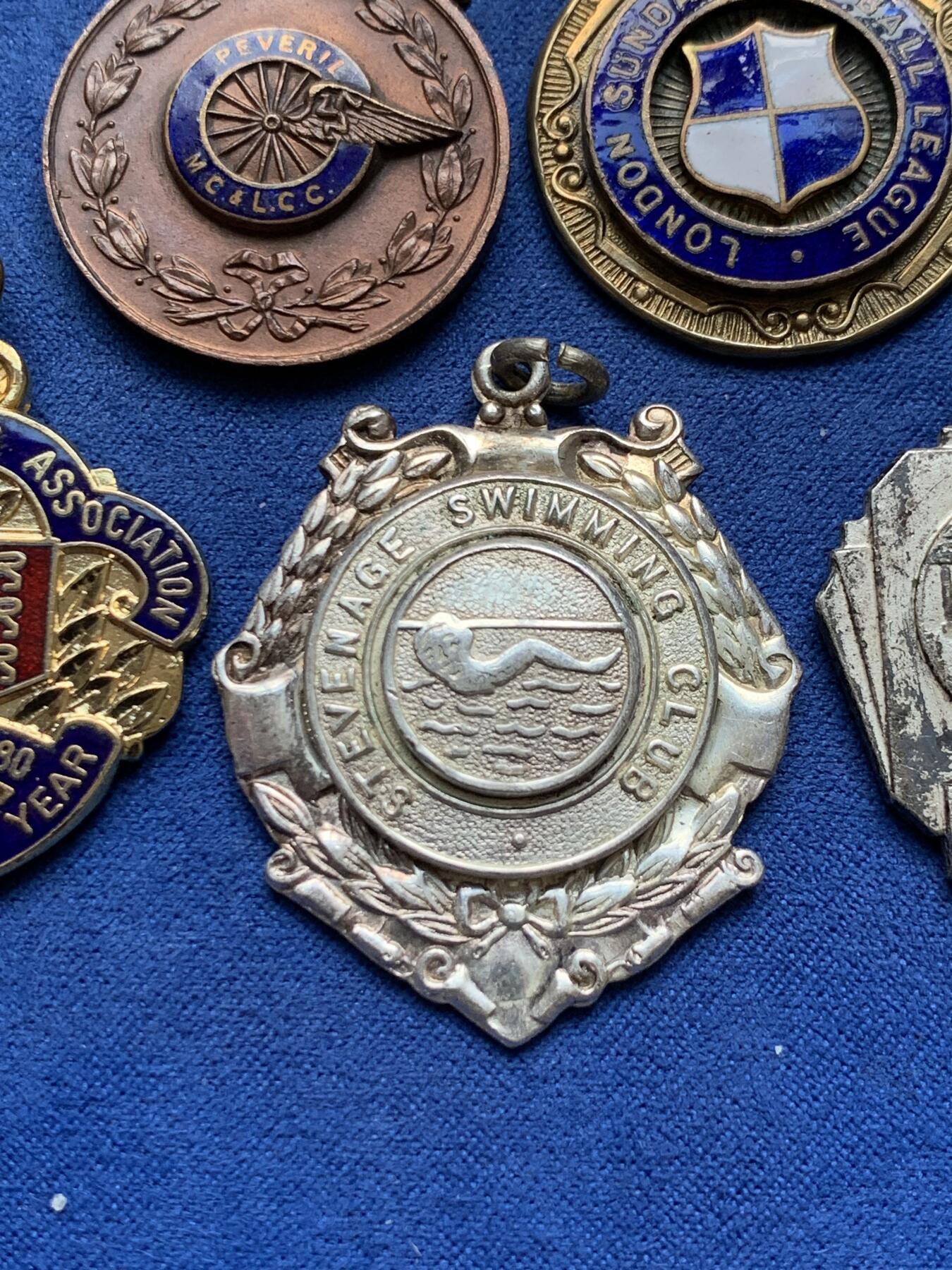 《竞宝斋》第294场- 周日，周一  2场连拍 （全场包邮） 外国纪念章一组 细节见图