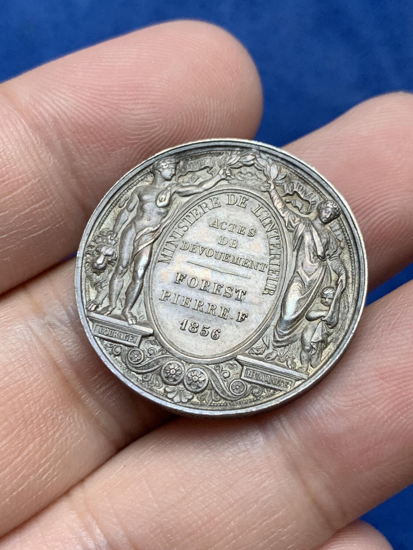《竞宝斋》第294场- 周日，周一  2场连拍 （全场包邮） 法国古典银章【拿破仑三世荣誉奖】大师BARRE作品，实物精美绝伦，背面更是叹为观止。首见品。12点方向有孔。1856手指边铭，直径27mm、重11.54克