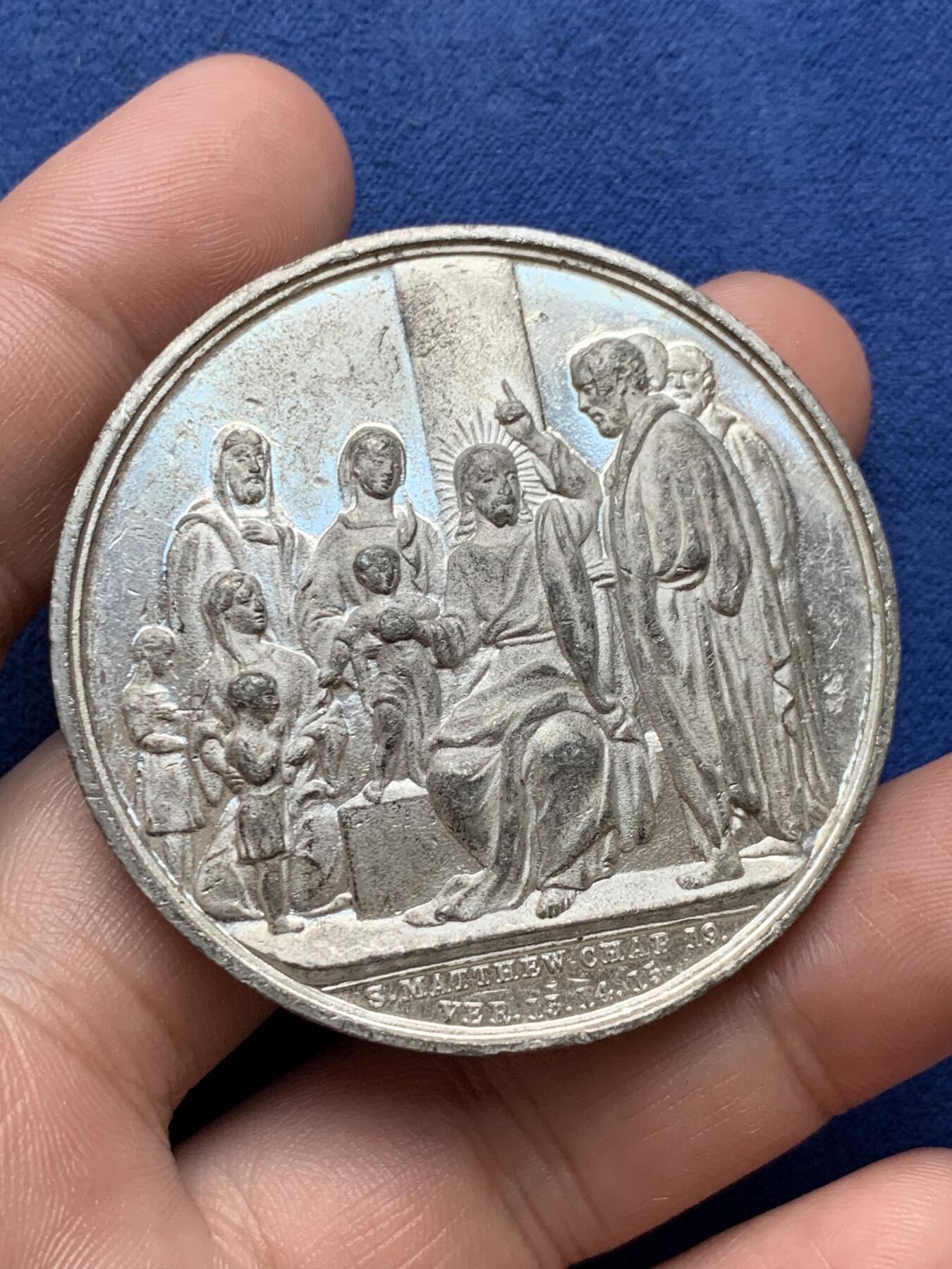 《竞宝斋》第294场- 周日，周一  2场连拍 （全场包邮） 两枚一组 1935乔五+1909宗教纪念章一对 WM金属材质 51.1mm 38.8克 38.5mm19.5克 1935有不平