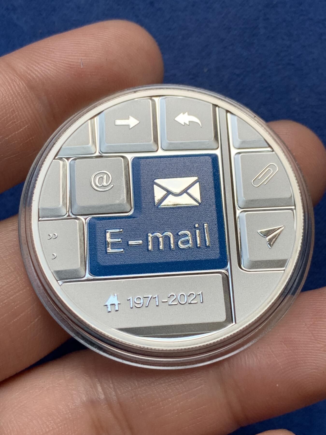 《竞宝斋》第294场- 周日，周一  2场连拍 （全场包邮） 纽埃2021年电子邮件50周年2元纪念银币 一盎司999银 发行量仅500枚 币面回车键的设计富有新意