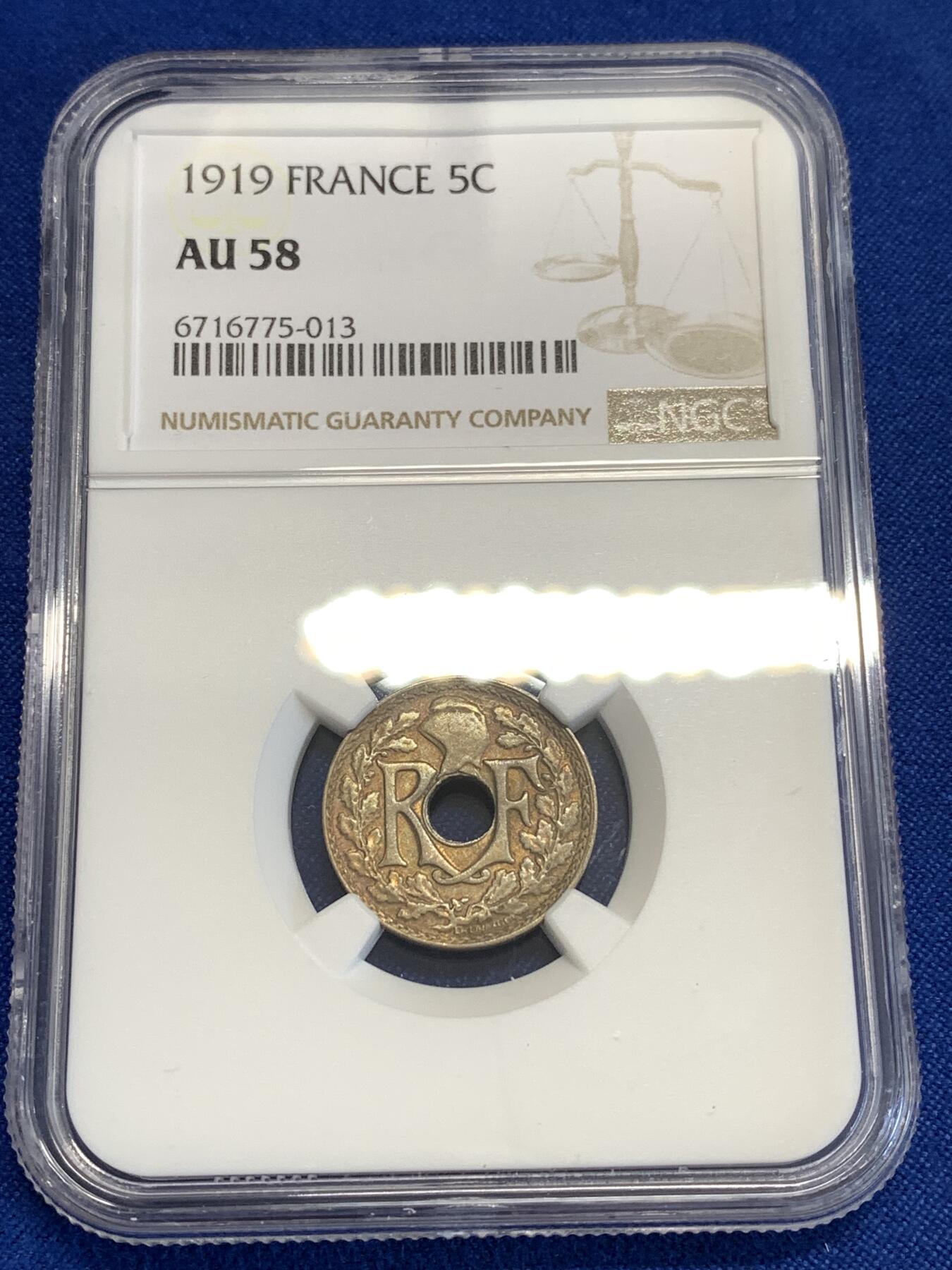 《竞宝斋》第294场- 周日，周一  2场连拍 （全场包邮） NGC AU58 法国1919年5分中孔镍币 深红色包浆炫彩