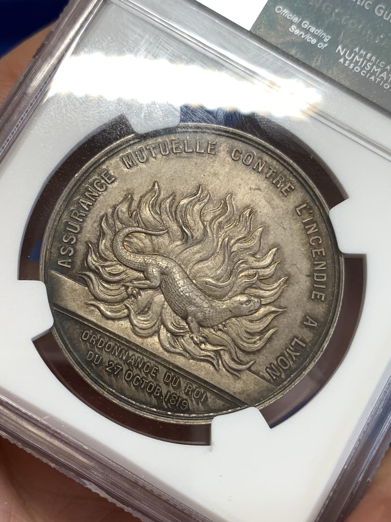 《竞宝斋》第294场- 周日，周一  2场连拍 （全场包邮） NGC MS64  1885年法国里昂火灾保险 首见品，双面图案精美绝伦，火蝾螈漂亮。值得收藏。直径36mm、重21.13克