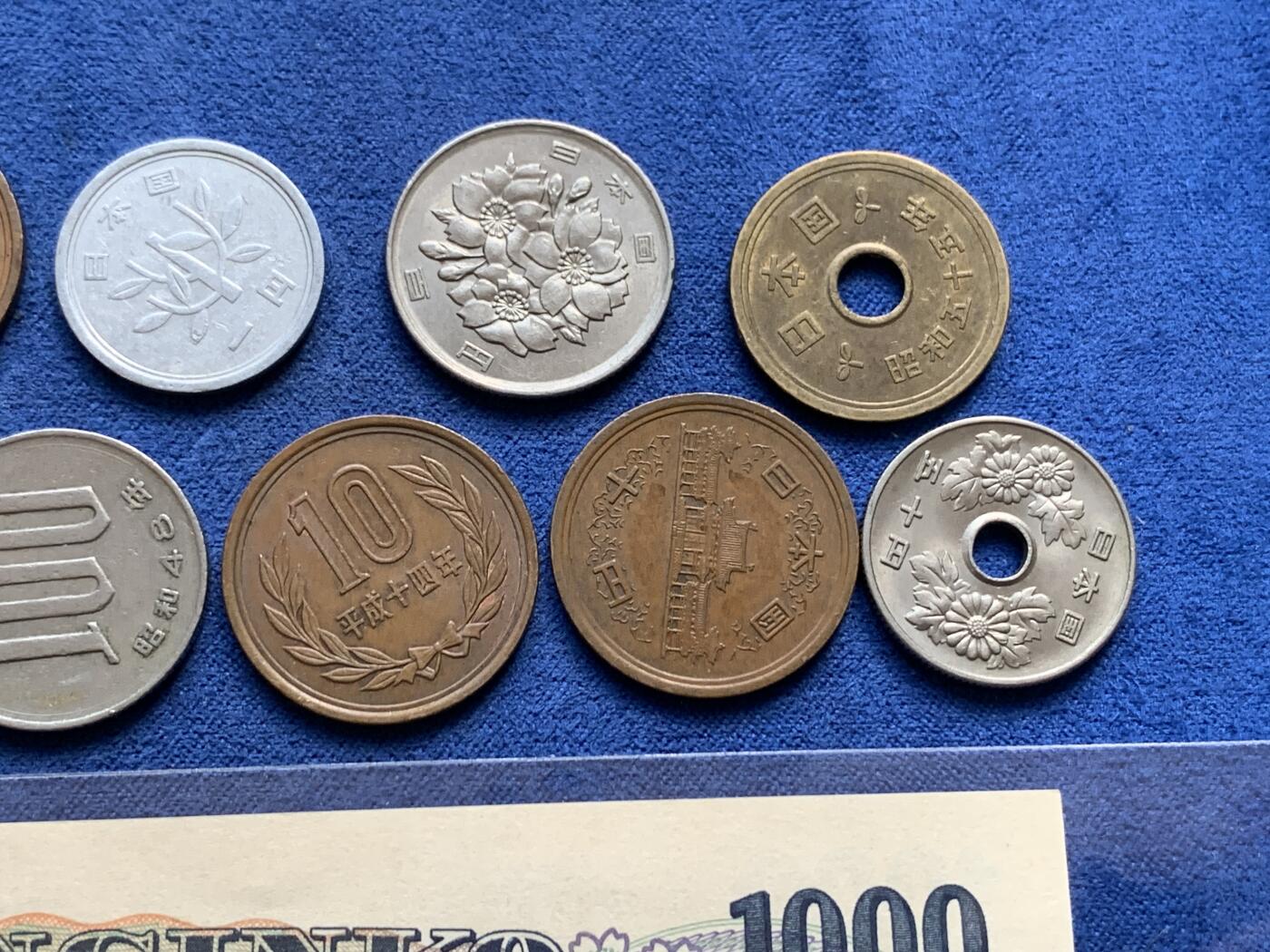 《竞宝斋》第294场- 周日，周一  2场连拍 （全场包邮） 日本旧版1000日元纸币一张+硬币12枚 均为流通品相