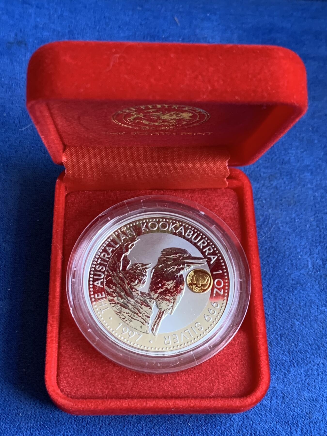 《竞宝斋》第294场- 周日，周一  2场连拍 （全场包邮） 1997年 澳大利亚 1元 翠鸟带黄金熊猫私印 发行数量：15000 银0.999 1盎司 私印是0.5克金 带盒无证