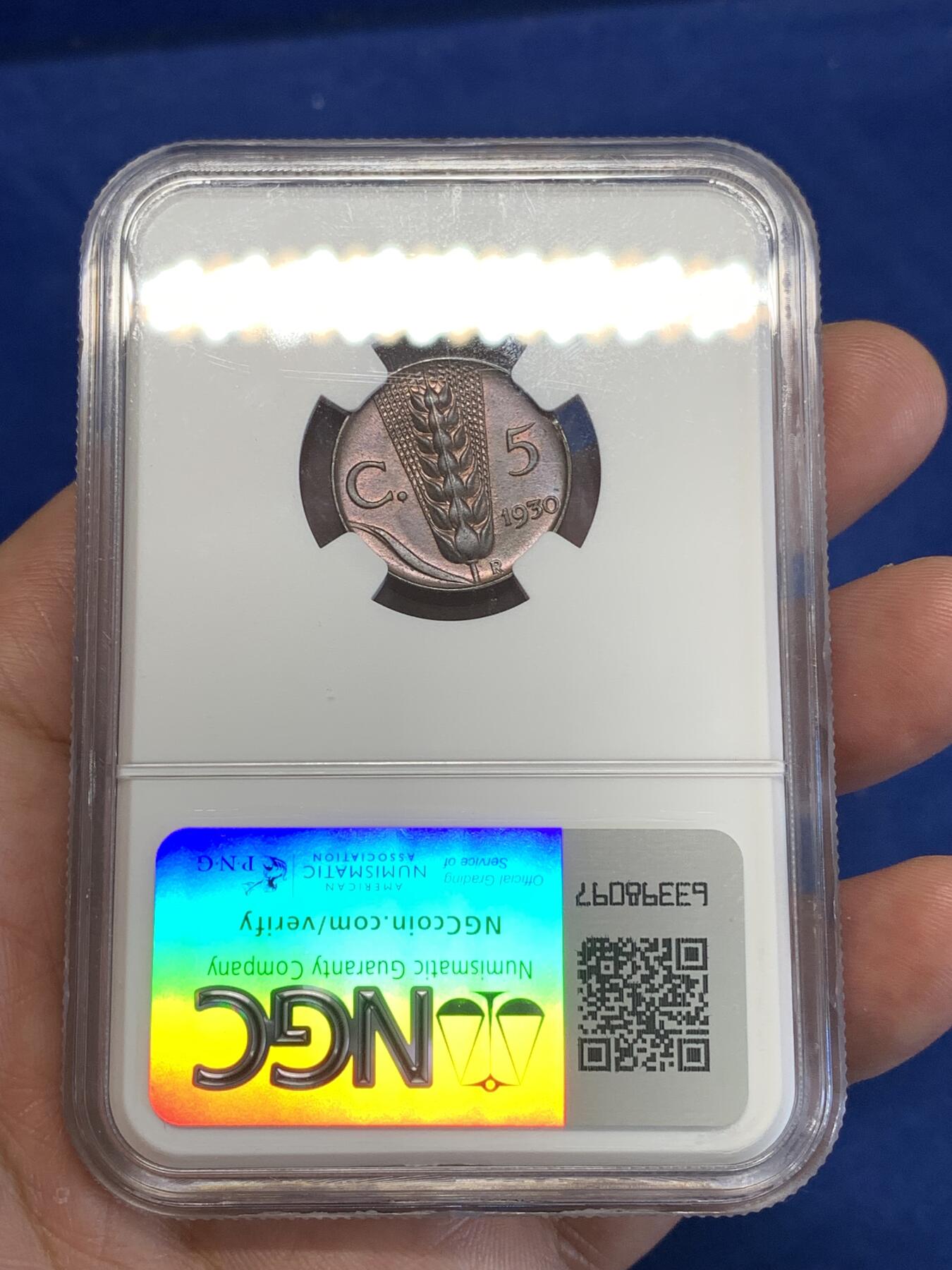 《竞宝斋》第294场- 周日，周一  2场连拍 （全场包邮） NGC MS63BN MINT ERROR! 1930 意大利5分 由于币坯缺陷 导致边缘处多处不规则 这个品种的错币非常少见 两面铜光充沛 铜色非常厚重 喜欢的不要错过！