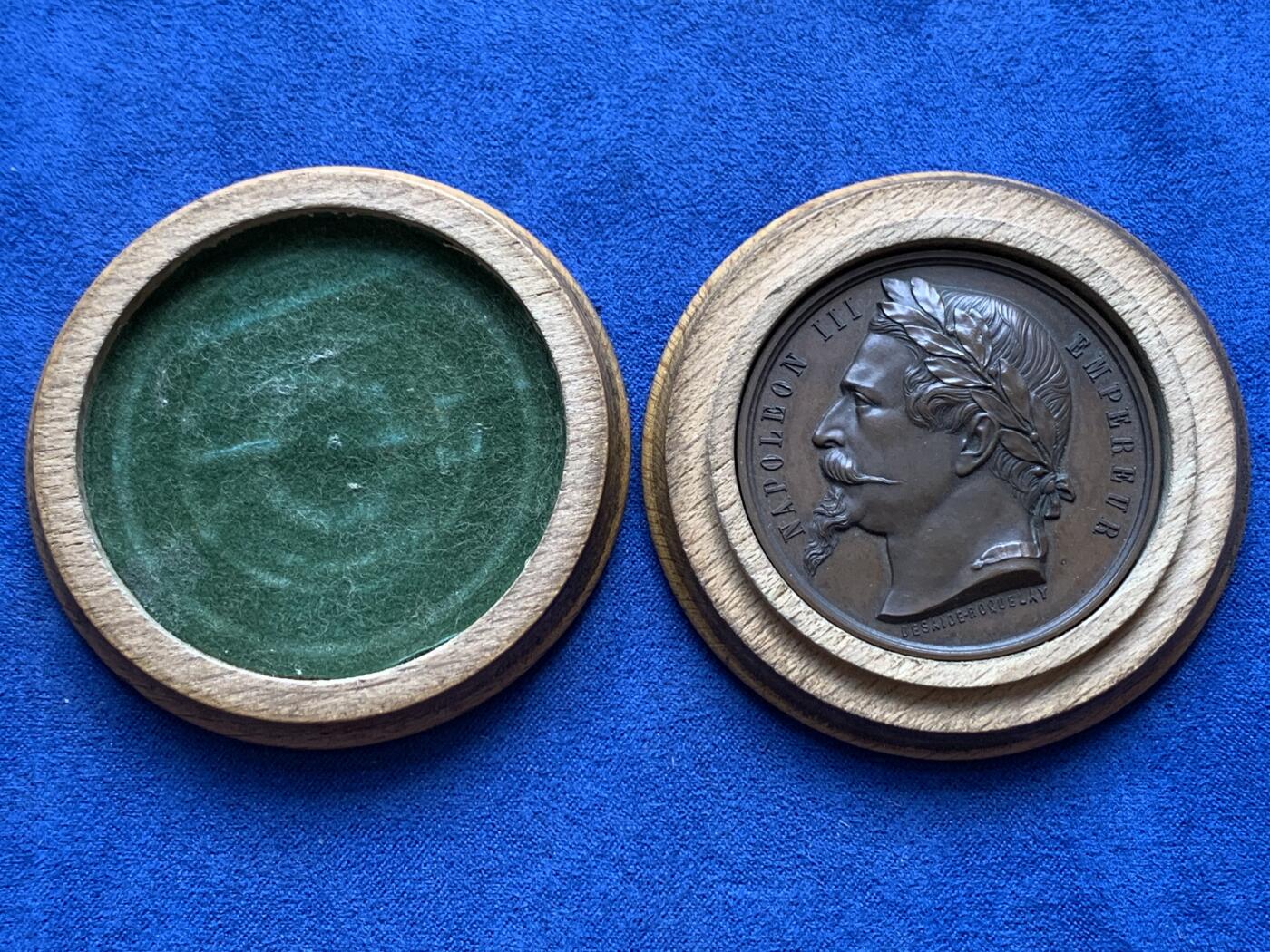 《竞宝斋》第294场- 周日，周一  2场连拍 （全场包邮） 1863年法兰西第二帝国拿破仑三世铜章 帆船比赛奖章 木质原盒 原汁原味的品相 直径45.5mm 重量43.2克