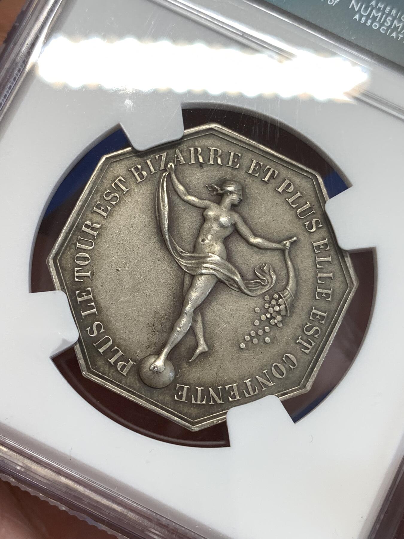 《竞宝斋》第294场- 周日，周一  2场连拍 （全场包邮） NGC MS63 法国双面神系列赌博游戏八角银质代币 铭文：旅程越奇幻，她就越快乐。直径30mm，重13.64克