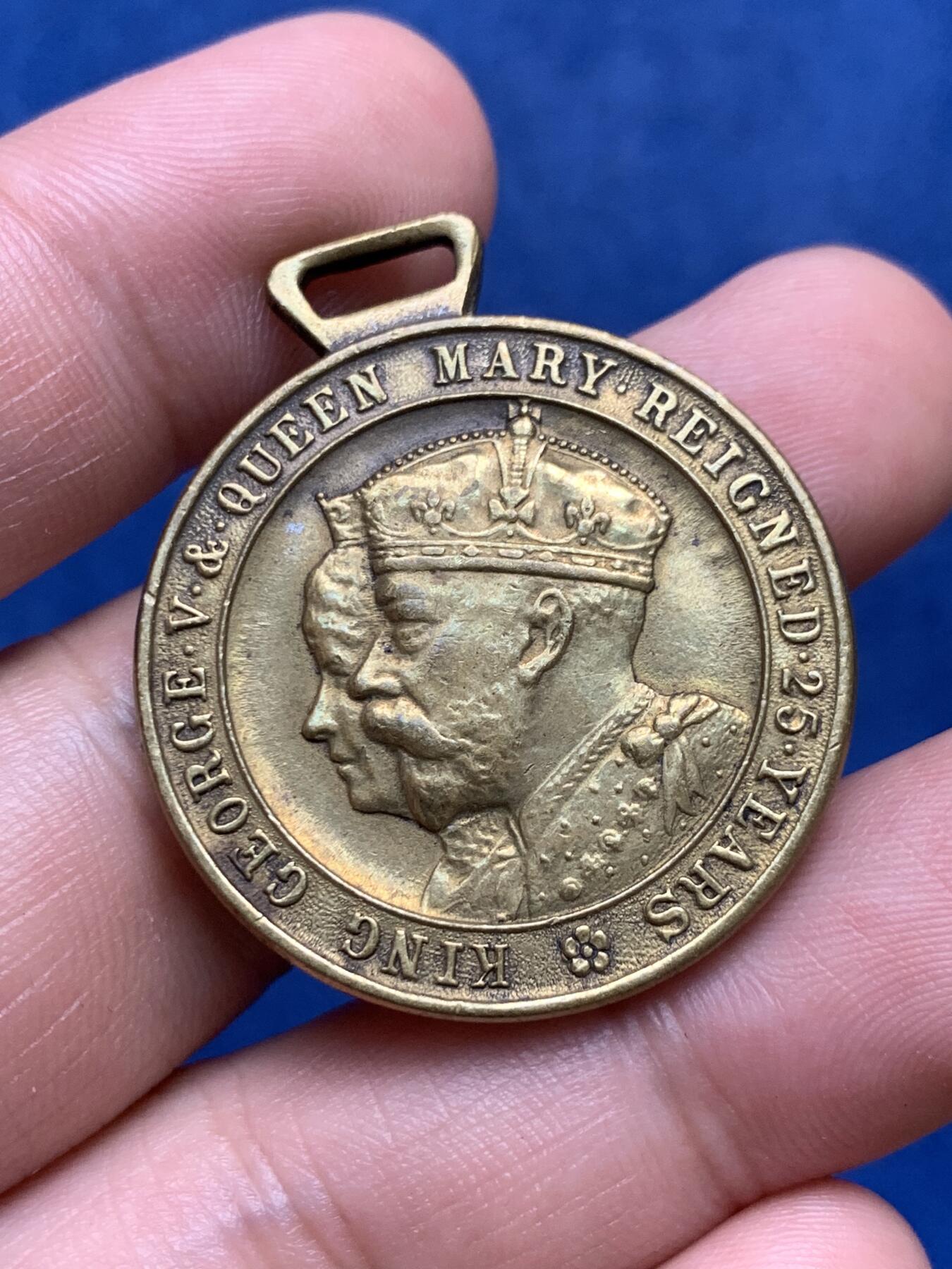 《竞宝斋》第294场- 周日，周一  2场连拍 （全场包邮） 马恩岛 乔五 1935 25周年结婚纪念章 32.7mm 14.4克