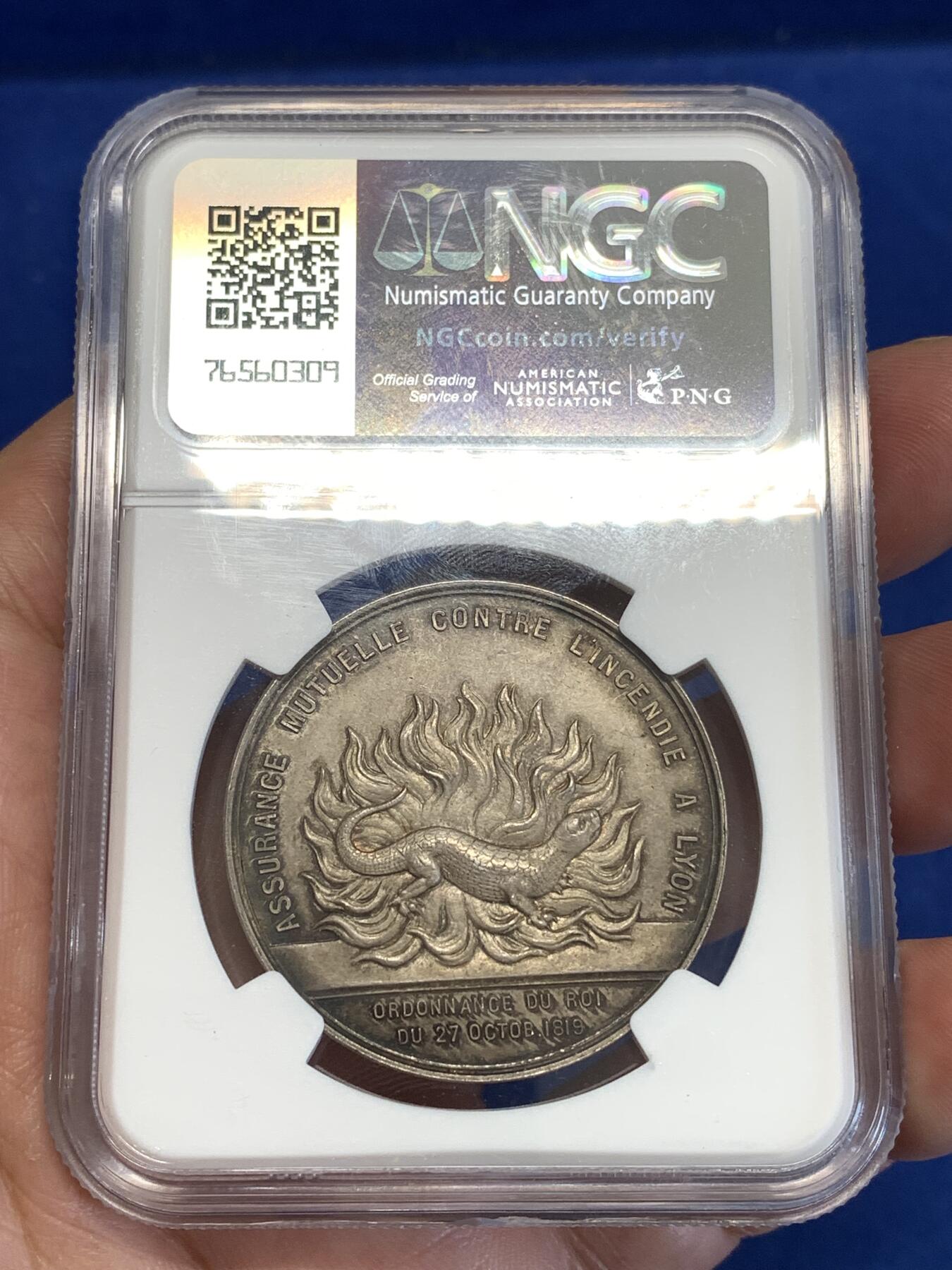 《竞宝斋》第294场- 周日，周一  2场连拍 （全场包邮） NGC MS64  1885年法国里昂火灾保险 首见品，双面图案精美绝伦，火蝾螈漂亮。值得收藏。直径36mm、重21.13克