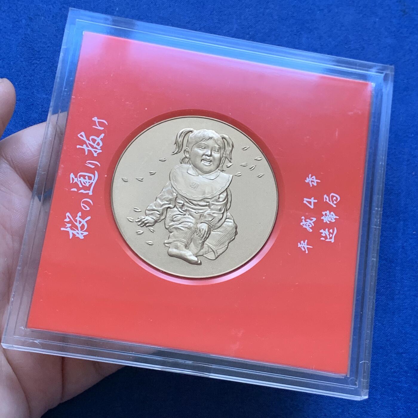 《竞宝斋》第294场- 周日，周一  2场连拍 （全场包邮） 日本樱花大道大铜章8枚一组 这一系列的铜章浮雕感极强 设计精巧 手感厚重 并且都是围绕樱花主题 富有特色单枚约 54.7mm 91.3克