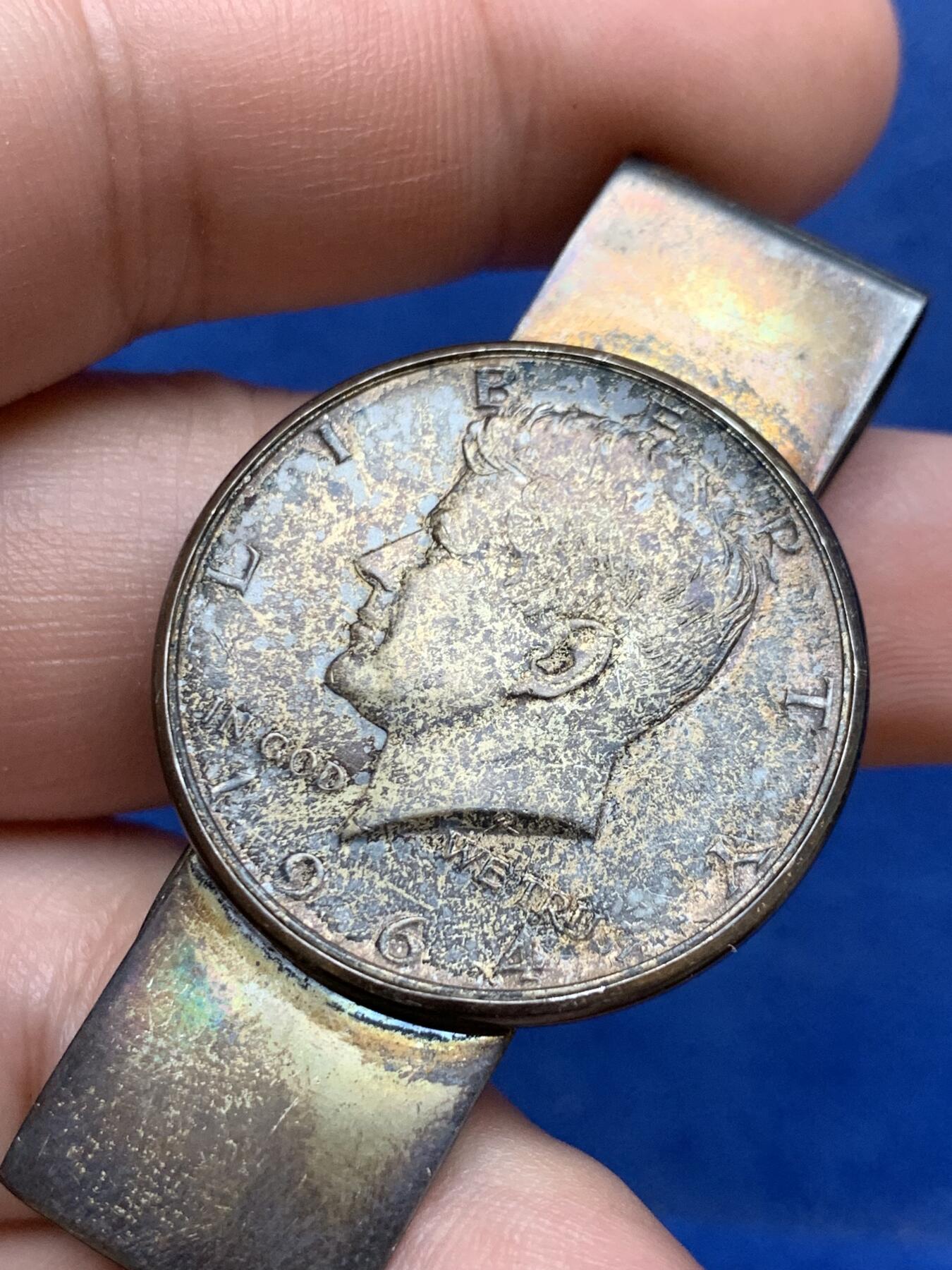 《竞宝斋》第294场- 周日，周一  2场连拍 （全场包邮） 美国肯尼迪1964年高银银币衣夹一枚，重30克！带银标！通体带彩带包浆。