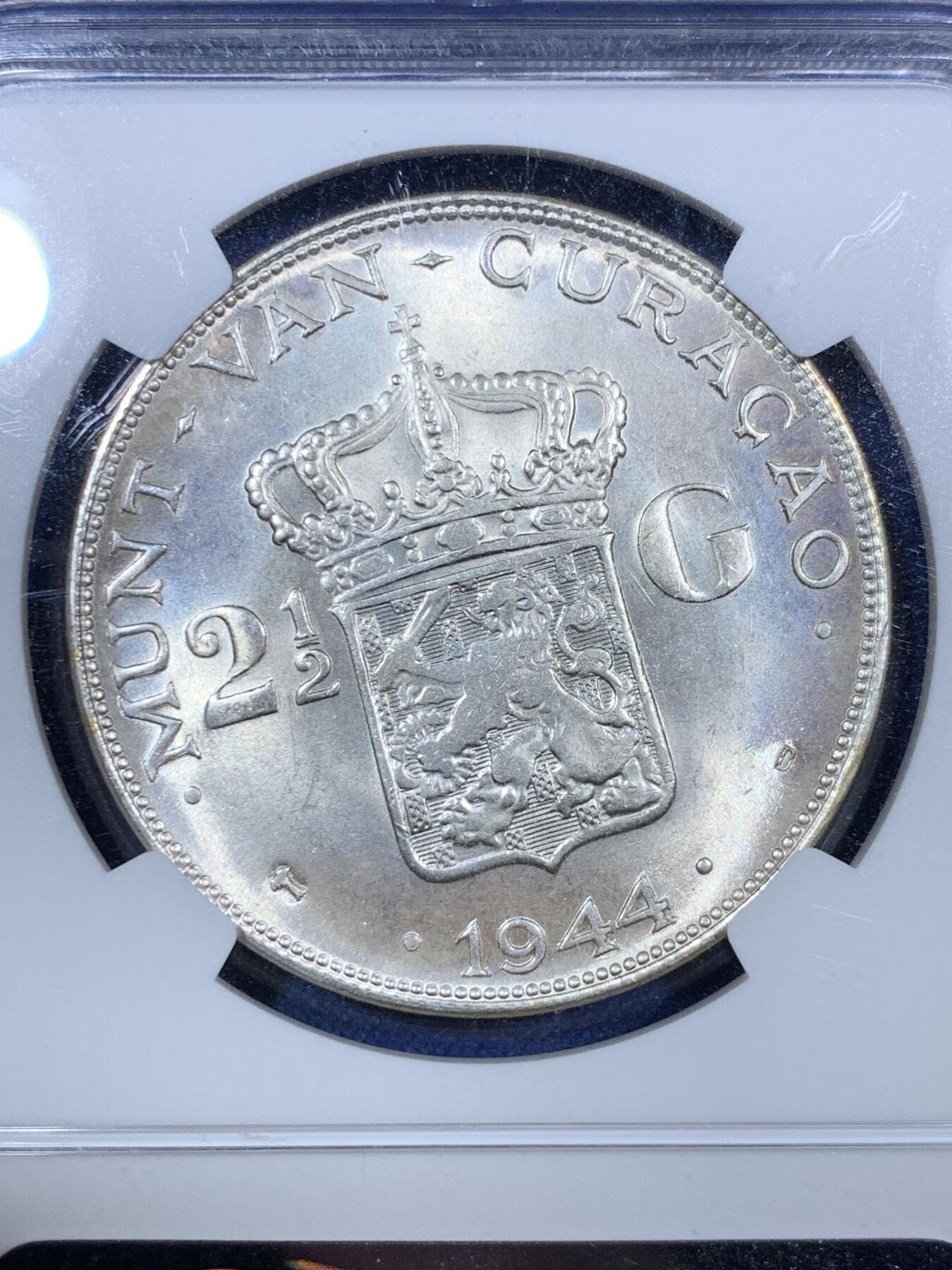 《竞宝斋》第294场- 周日，周一  2场连拍 （全场包邮） NGC MS64 荷属库拉索 1944年2.5盾 威廉敏娜 曝光品相无多余的包浆斑点，适合完美主义