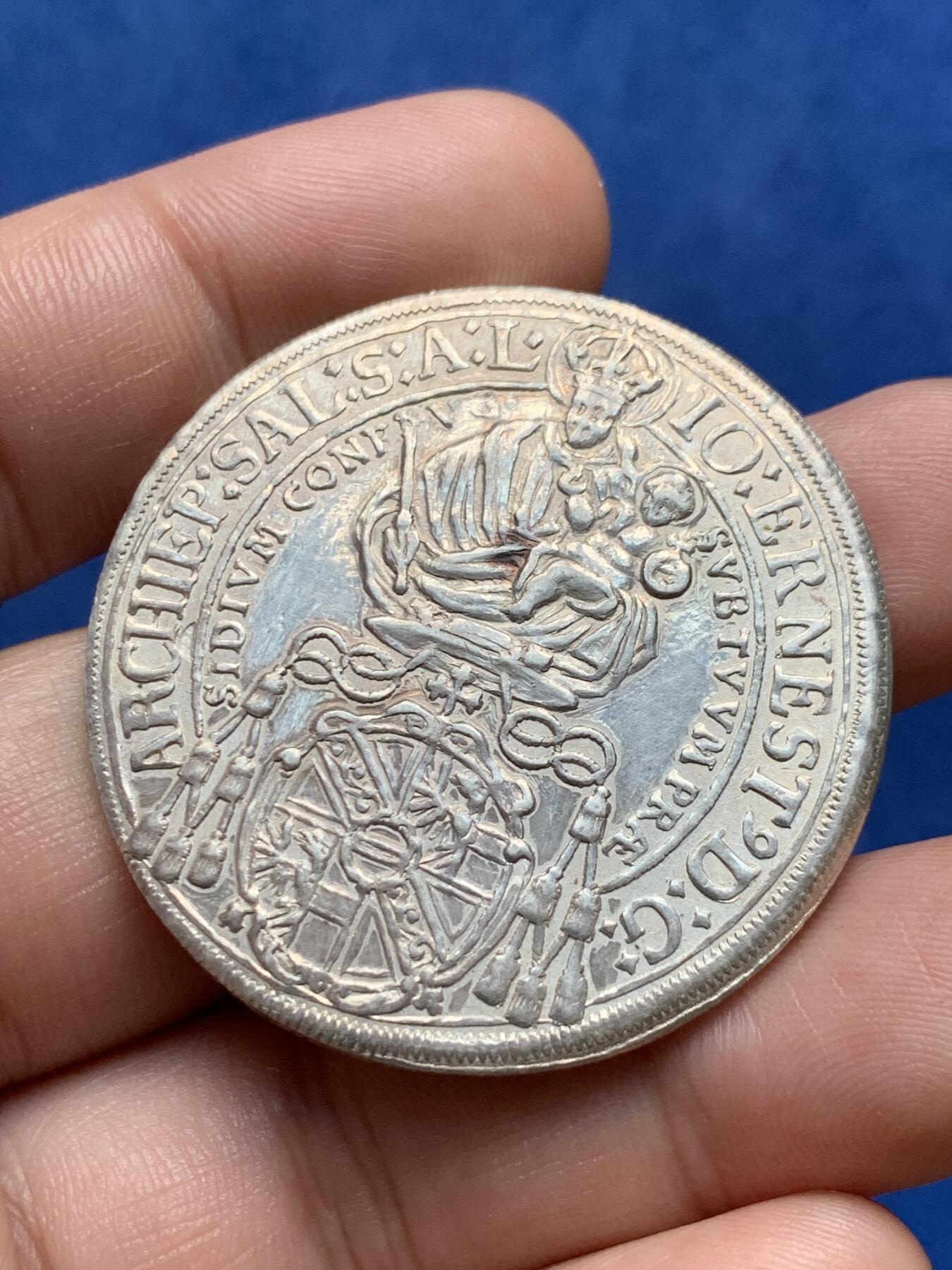 《竞宝斋》第294场- 周日，周一  2场连拍 （全场包邮） 神圣罗马帝国 1696 萨尔茨堡 圣母抱婴泰勒 大银币 细节见图