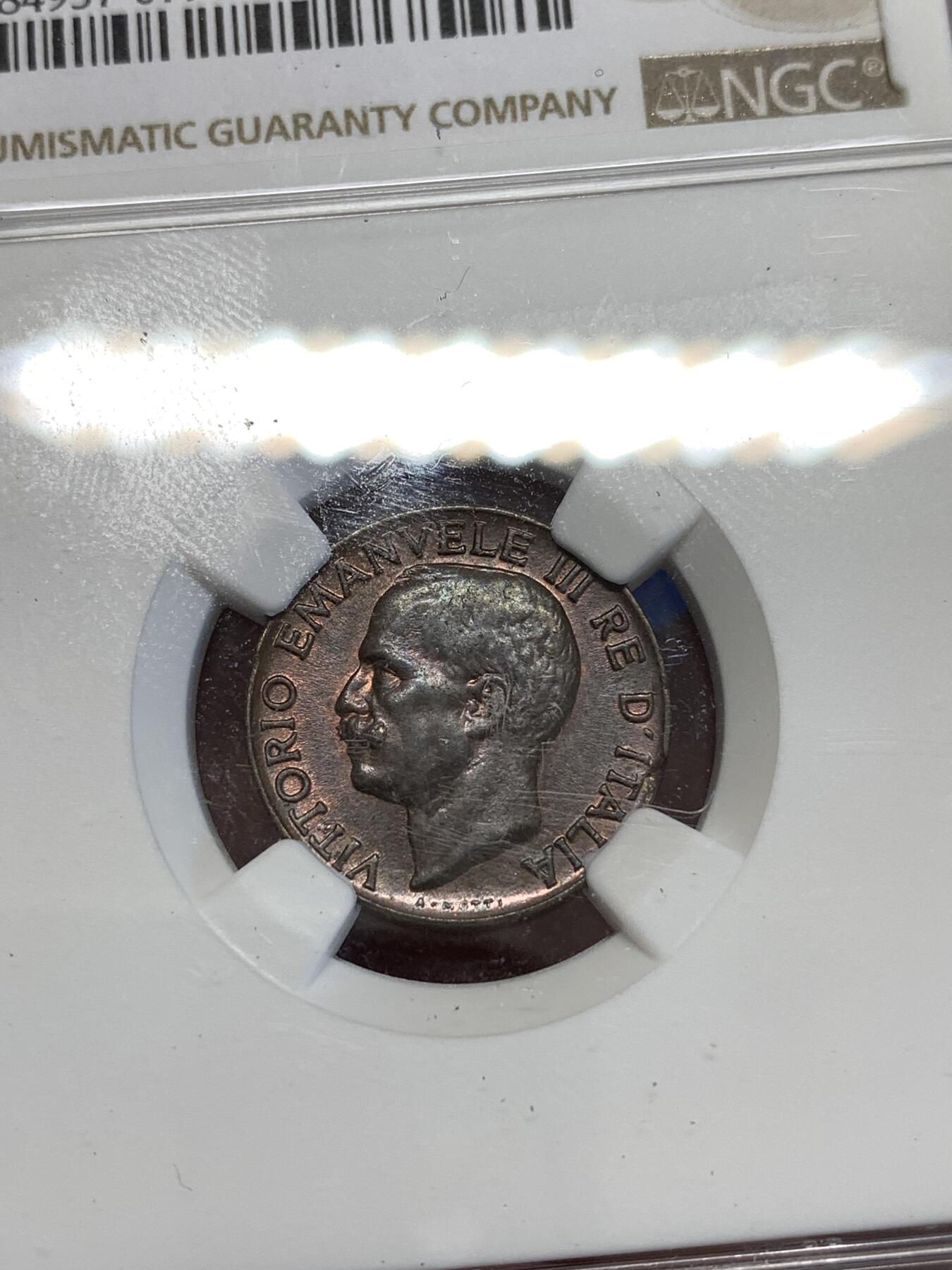 《竞宝斋》第294场- 周日，周一  2场连拍 （全场包邮） NGC MS63BN MINT ERROR! 1930 意大利5分 由于币坯缺陷 导致边缘处多处不规则 这个品种的错币非常少见 两面铜光充沛 铜色非常厚重 喜欢的不要错过！