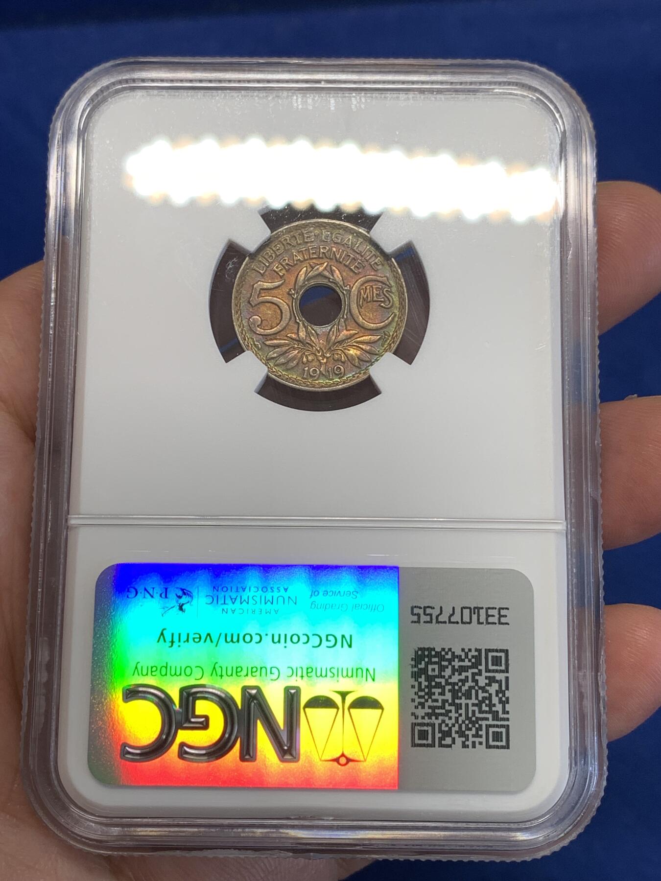 《竞宝斋》第294场- 周日，周一  2场连拍 （全场包邮） NGC AU58 法国1919年5分中孔镍币 深红色包浆炫彩