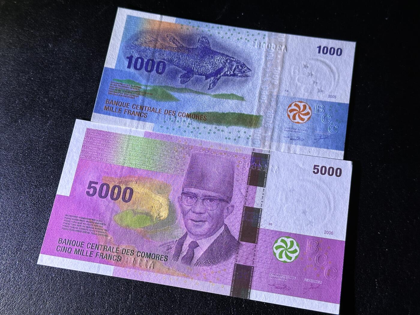 《外钞收藏家》第三百九十九期 2005、06年科摩罗1000、5000法郎 全新UNC A冠