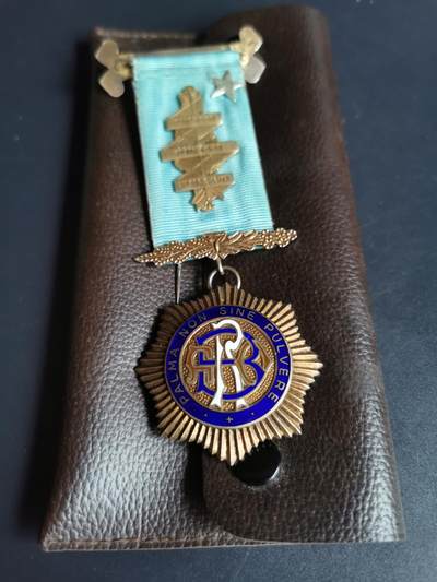 老王徽章第五十二期 - 英国皇家野牛会奖章   925银镀金材质局部珐琅，带原始皮袋，53.6g，重量十分压手