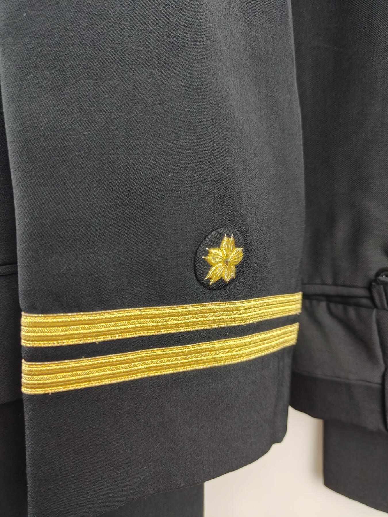 全场0元起拍 第180期 咸鱼国勋章拍卖专场 8月7日（周三）下午6：00开始 日本海自一等海尉常服一套 胸围108 肩宽45 衣长73 袖长55 腰围80 裤长99