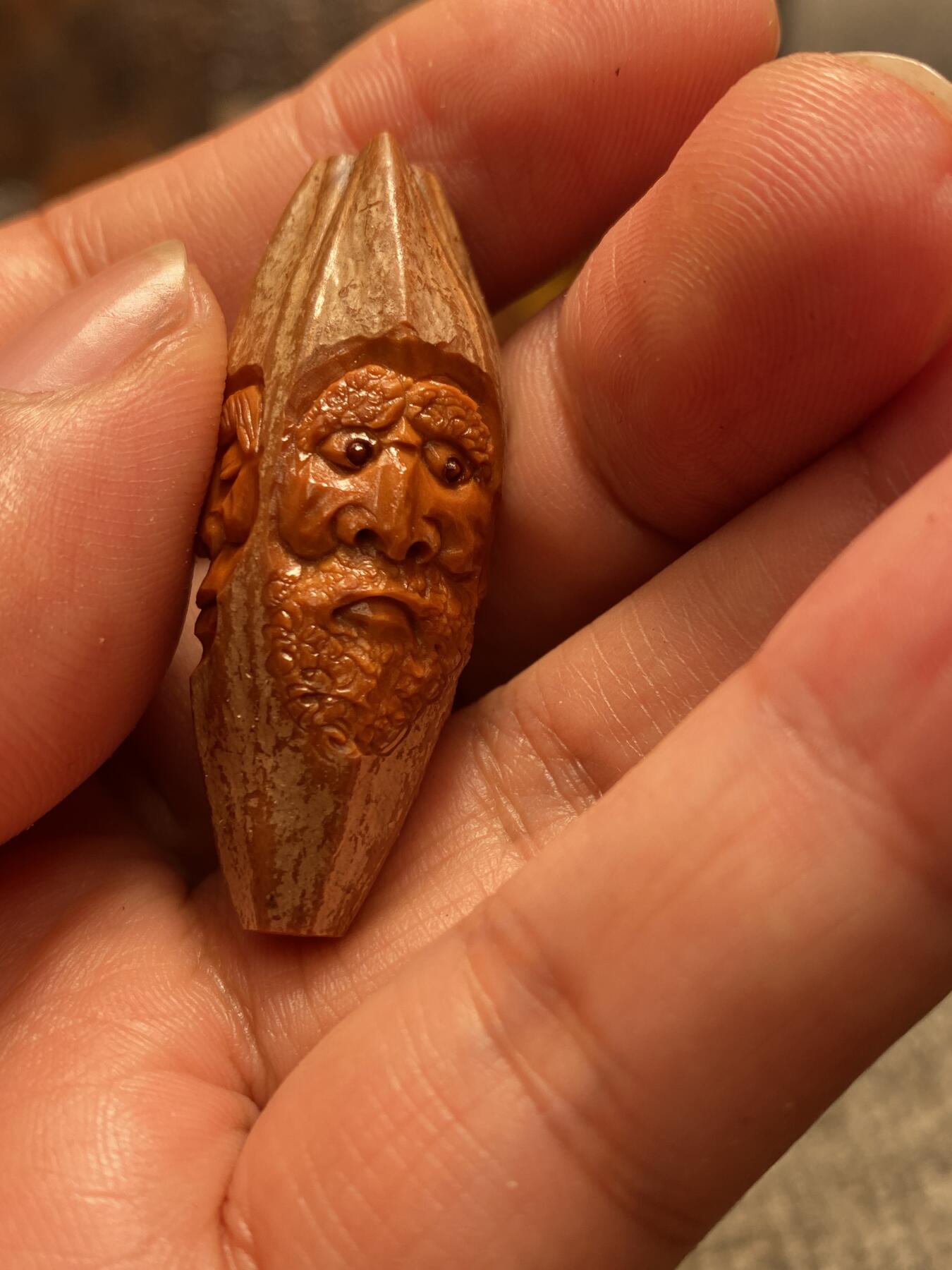 苏州核雕与你有缘 福利苏工核雕，纯手工10年四花长柳叶核雕刻喜怒哀乐老苏工工艺，个性立体非市场通货，尺寸1。8x4.45喜欢的来