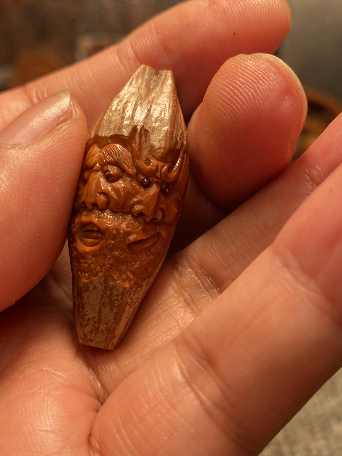 苏州核雕与你有缘 福利苏工核雕，纯手工10年四花长柳叶核雕刻喜怒哀乐老苏工工艺，个性立体非市场通货，尺寸1。8x4.45喜欢的来
