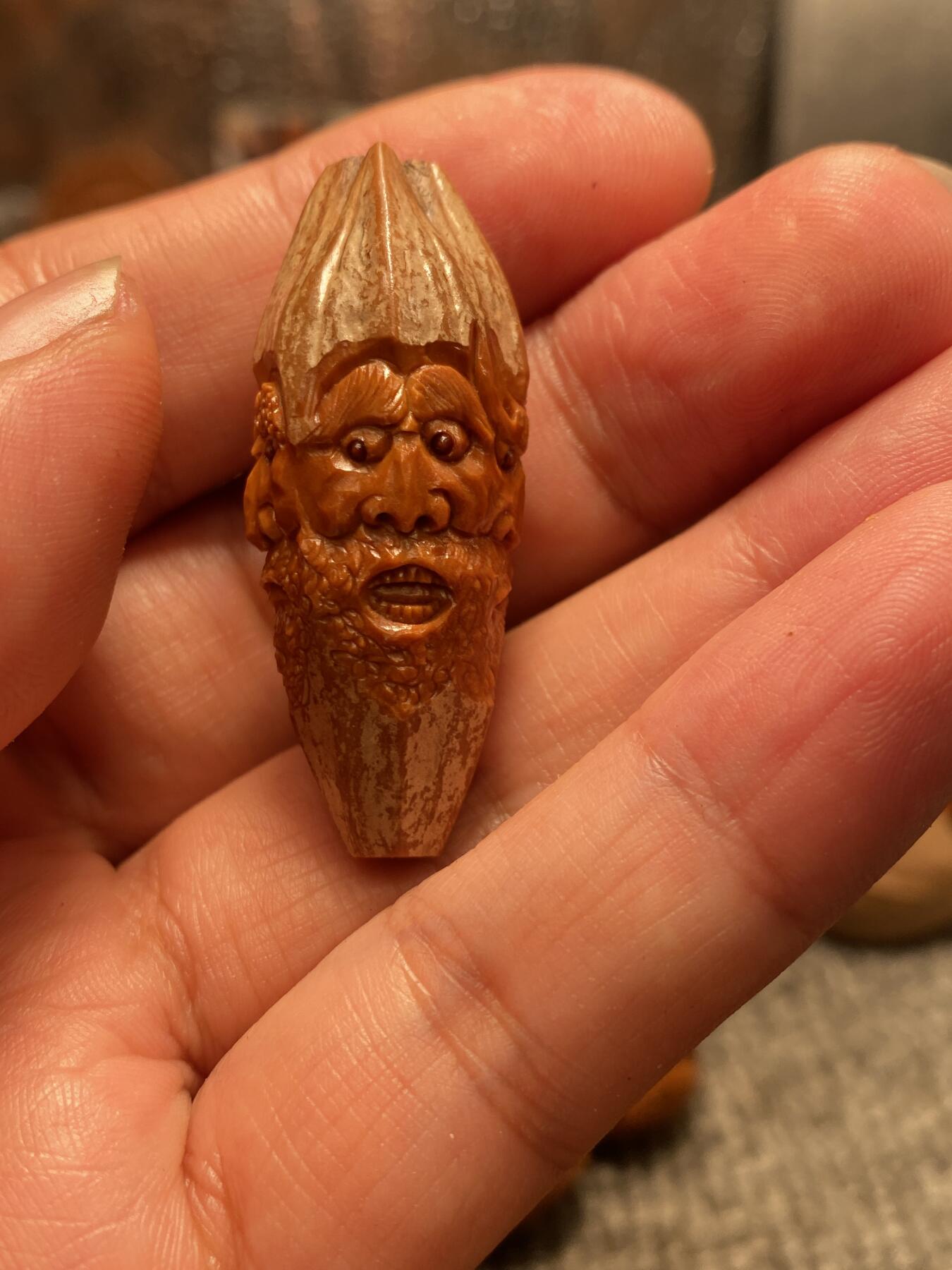 苏州核雕与你有缘 福利苏工核雕，纯手工10年四花长柳叶核雕刻喜怒哀乐老苏工工艺，个性立体非市场通货，尺寸1。8x4.45喜欢的来