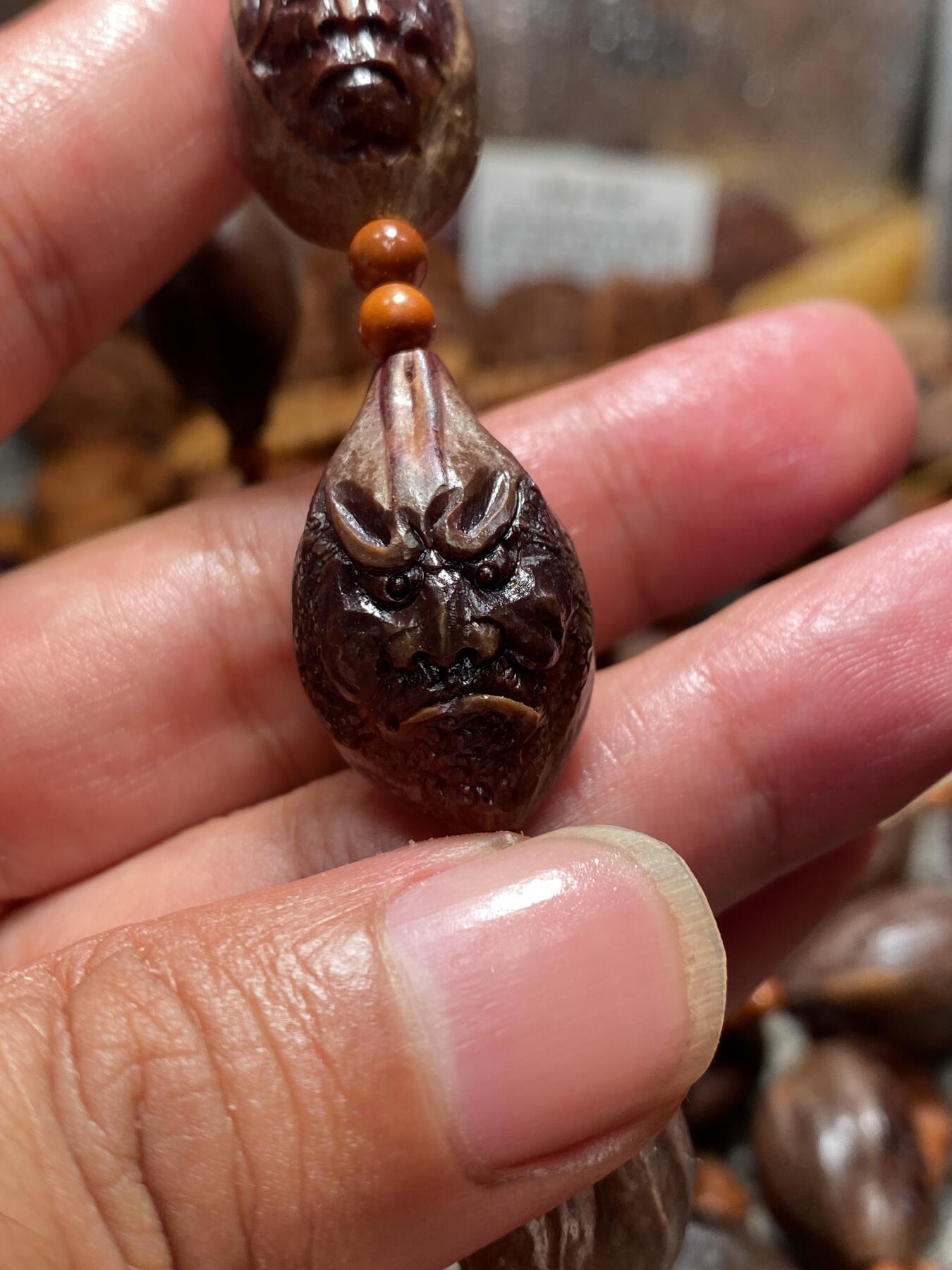 苏州核雕与你有缘 福利苏工核雕手工紫核十八罗汉留刀痕手作，天然紫核，紫润光泽好，6个月能包桨的硬货尺寸1.7x2。9喜欢的来价格不贵