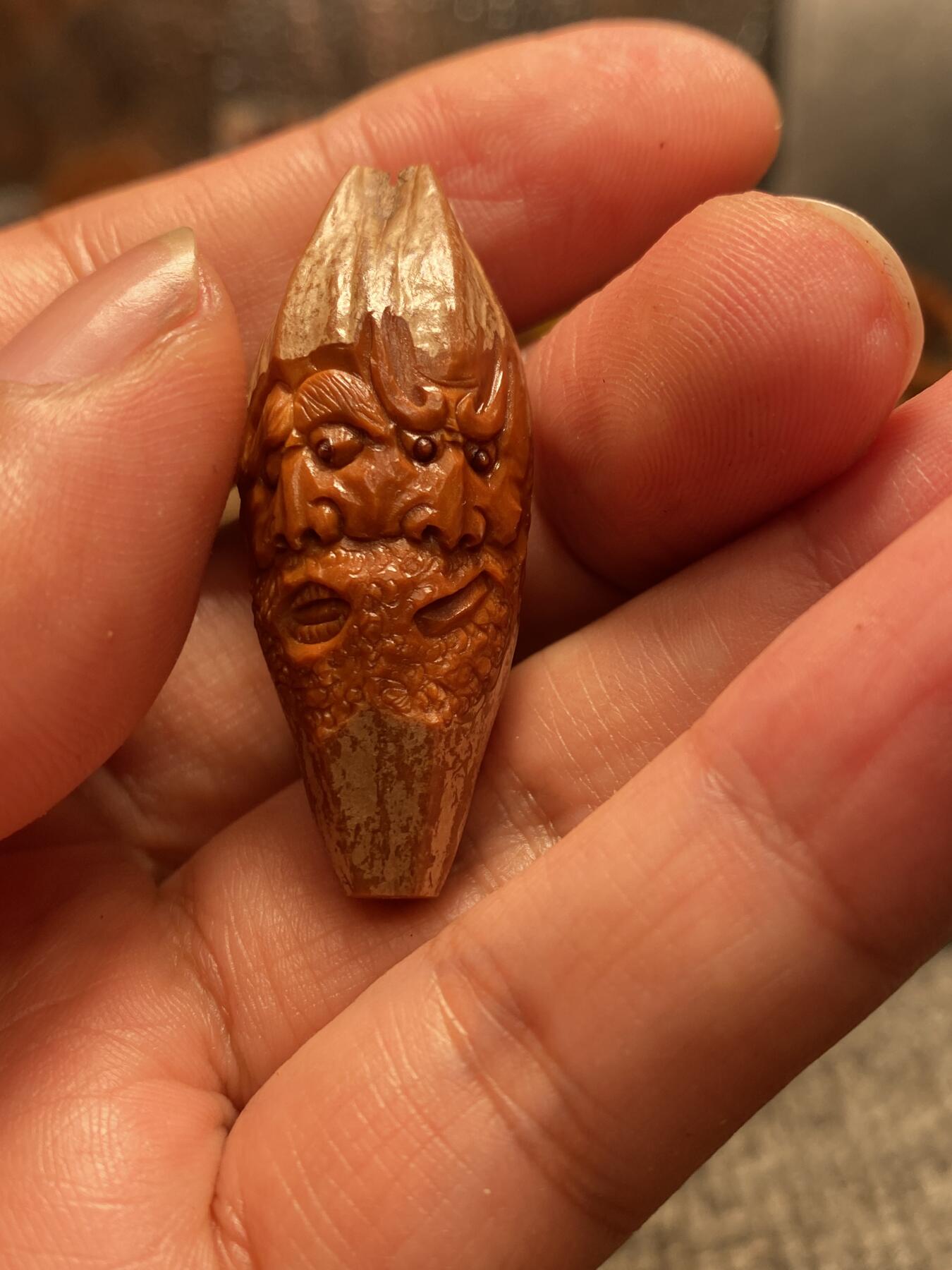 苏州核雕与你有缘 福利苏工核雕，纯手工10年四花长柳叶核雕刻喜怒哀乐老苏工工艺，个性立体非市场通货，尺寸1。8x4.45喜欢的来
