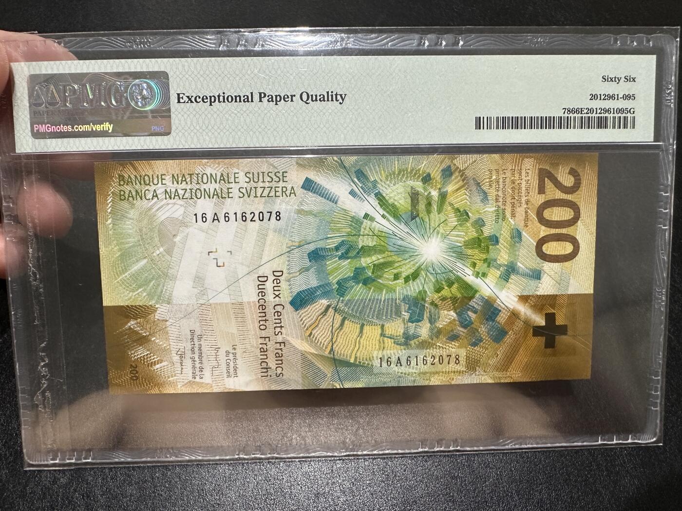 《外钞收藏家》第三百九十九期 2016年瑞士手版200法郎 首发A冠 PMG66