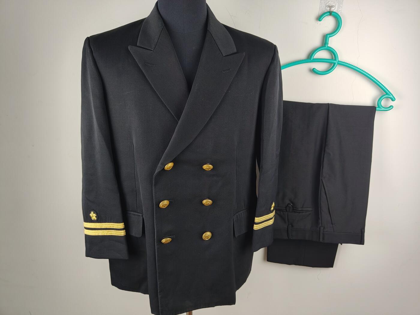 全场0元起拍 第180期 咸鱼国勋章拍卖专场 8月7日（周三）下午6：00开始 日本海自一等海尉常服一套 胸围108 肩宽45 衣长73 袖长55 腰围80 裤长99