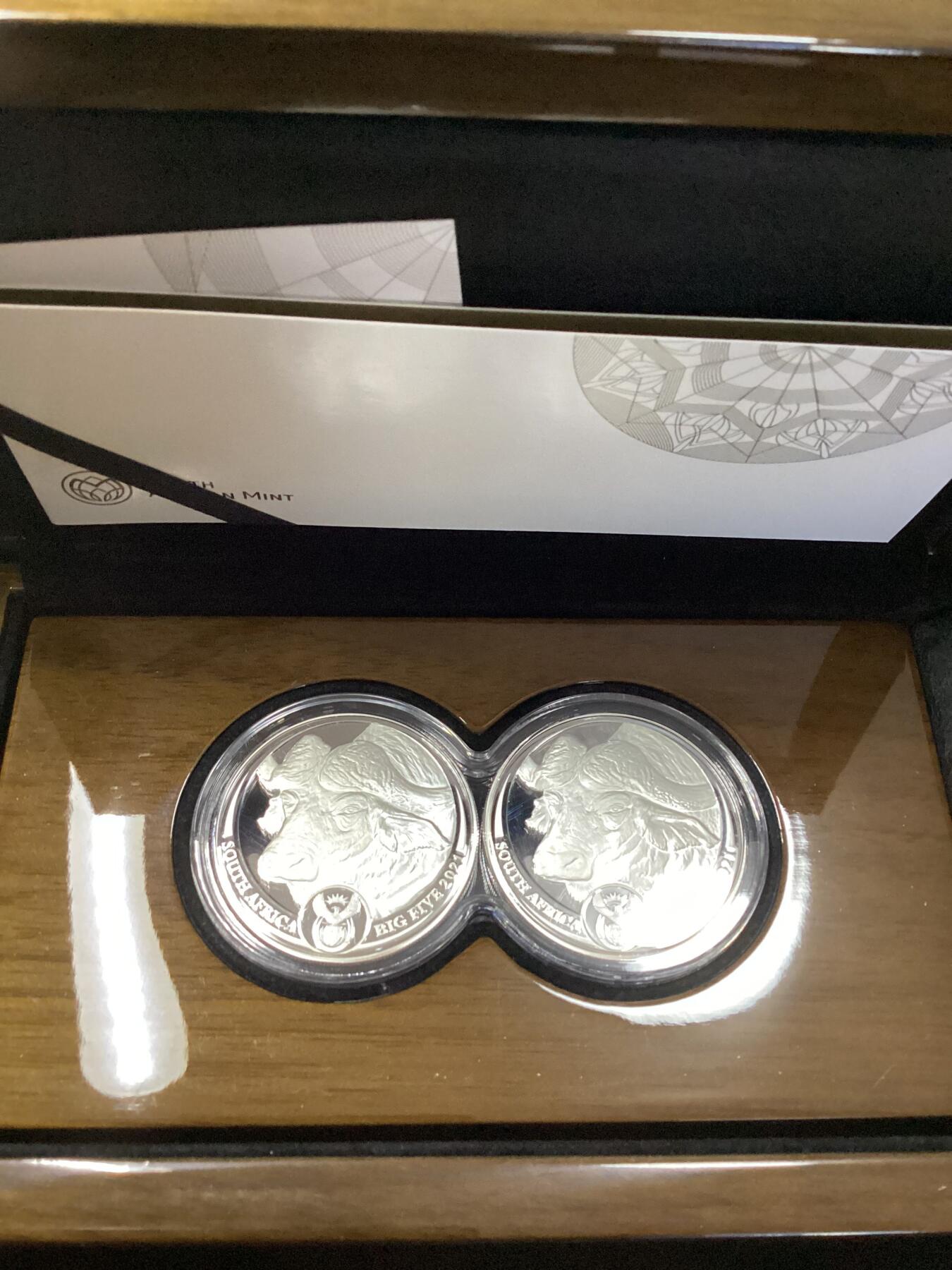 长老汇龙年精选第十八场拍卖 2021南非非洲五霸之一水牛5朗德精制银币双币装，共2盎司999银，盒证全，钢琴烤漆，1000套