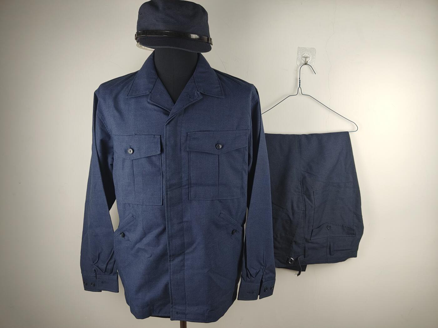 全场0元起拍 第180期 咸鱼国勋章拍卖专场 8月7日（周三）下午6：00开始 日本国铁制服一套 胸围112 肩宽46 衣长70 袖长60 腰围84 裤长95 头围58