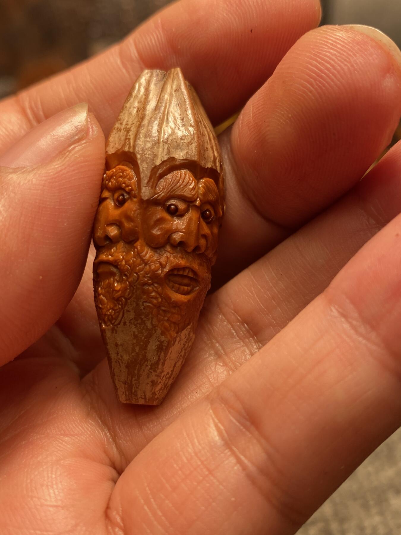 苏州核雕与你有缘 福利苏工核雕，纯手工10年四花长柳叶核雕刻喜怒哀乐老苏工工艺，个性立体非市场通货，尺寸1。8x4.45喜欢的来