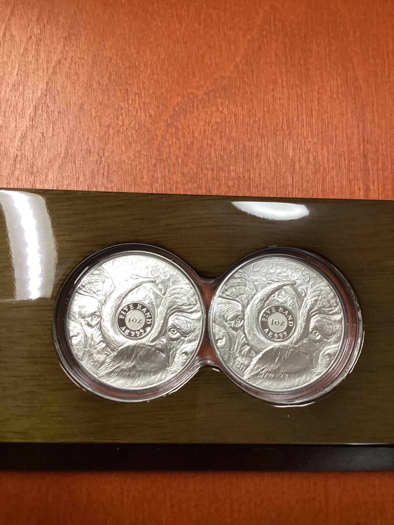 长老汇龙年精选第十八场拍卖 2021南非非洲五霸之一水牛5朗德精制银币双币装，共2盎司999银，盒证全，钢琴烤漆，1000套