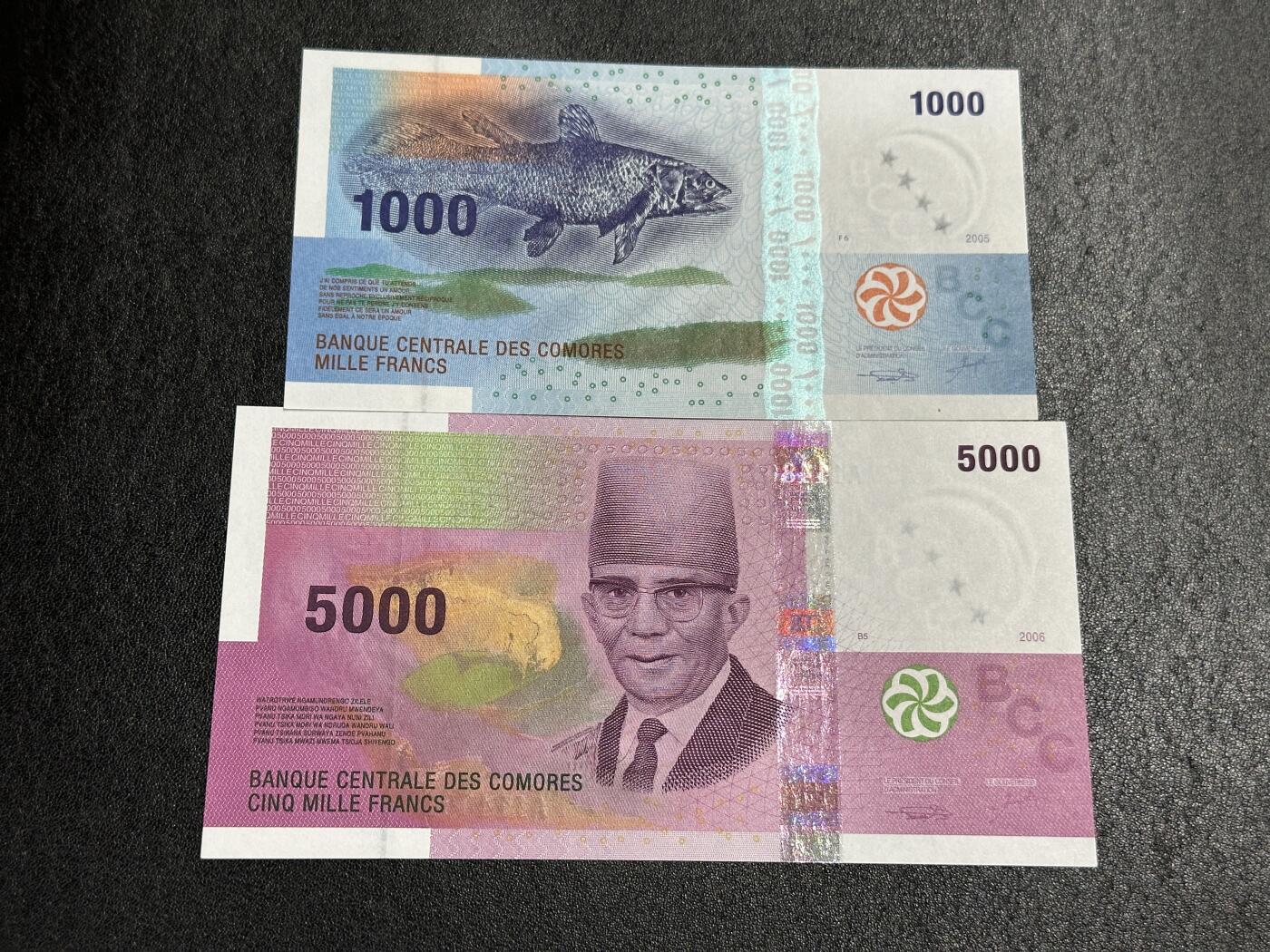 《外钞收藏家》第三百九十九期 2005、06年科摩罗1000、5000法郎 全新UNC A冠