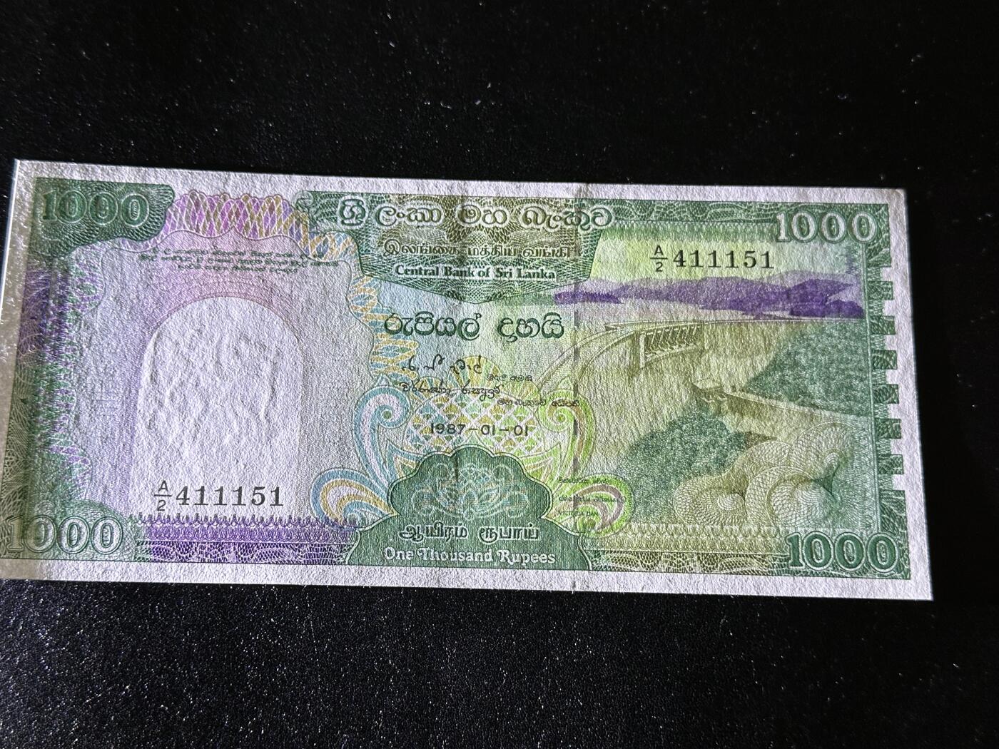 《外钞收藏家》第三百九十九期 1987年斯里兰卡100卢比 疑似有软折