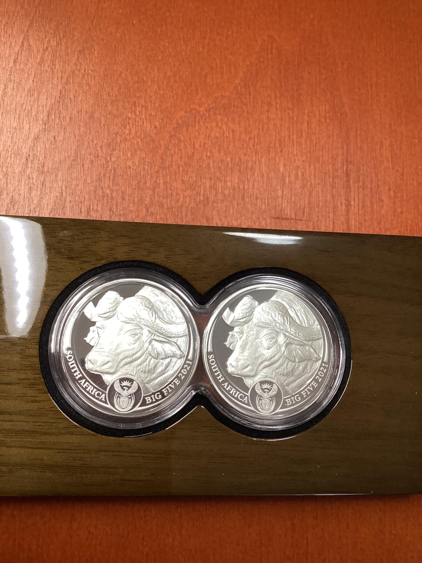 长老汇龙年精选第十八场拍卖 2021南非非洲五霸之一水牛5朗德精制银币双币装，共2盎司999银，盒证全，钢琴烤漆，1000套