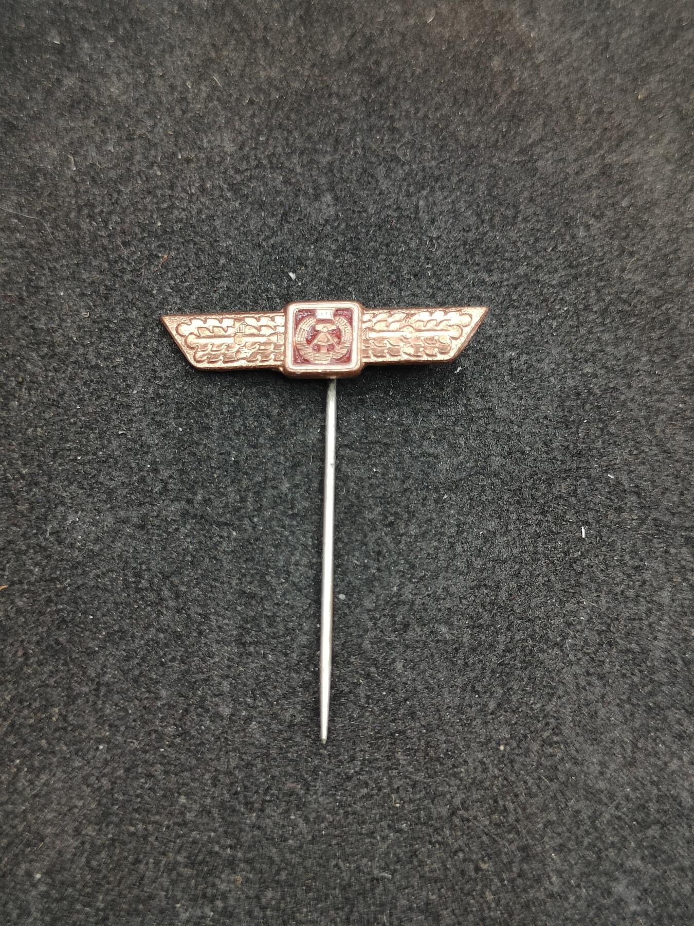 全场0元起拍 第180期 咸鱼国勋章拍卖专场 8月7日（周三）下午6：00开始 东德63版人民军通用技能章 迷你章