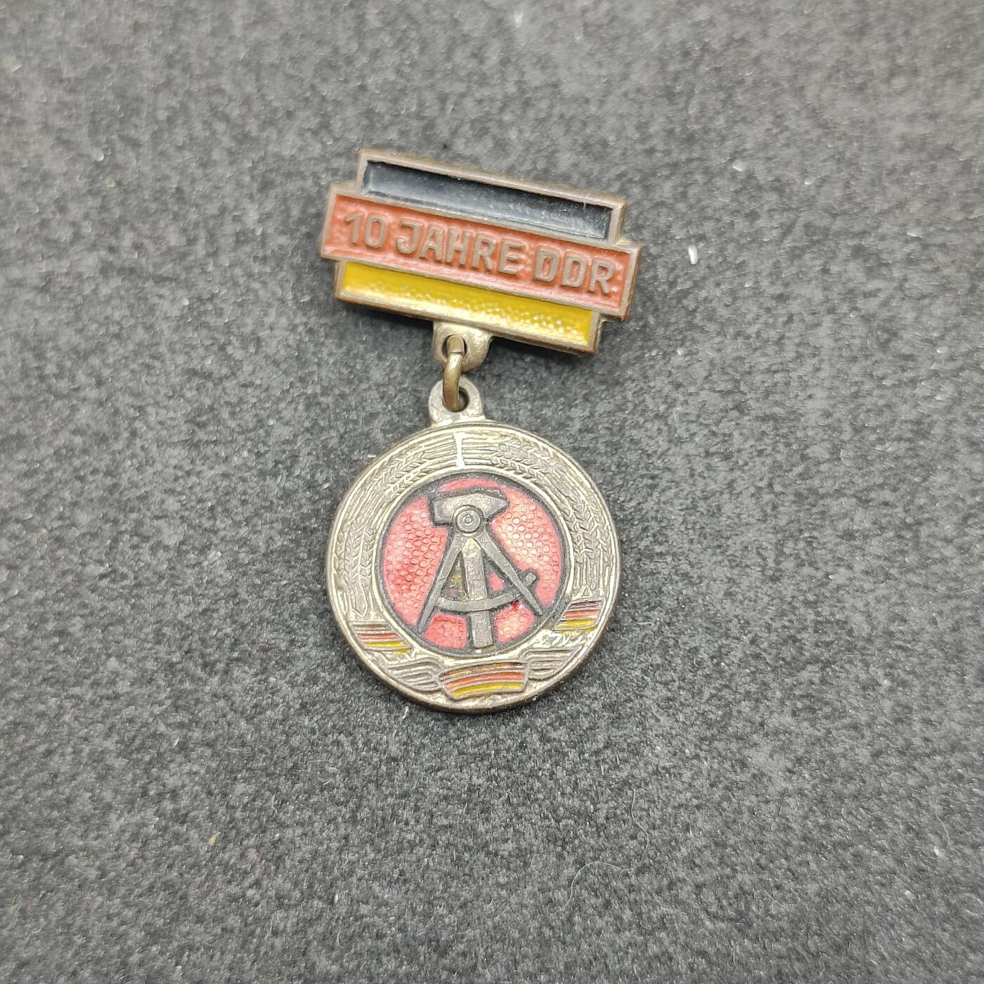 全场0元起拍 第180期 咸鱼国勋章拍卖专场 8月7日（周三）下午6：00开始 稀少 东德建国10周年珐琅章