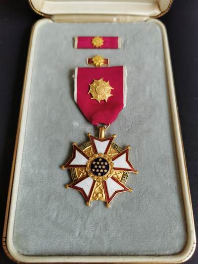 老王徽章第五十二期 - 美国军官级功绩军团勋章   原盒带略和珐琅略   实发外授版，授予意大利陆军中将马里奥•布斯切尼（1935-2024），布斯切尼将军担任过多重要职，担任过萨丁尼亚第1、2步兵团团长，蒙特贝洛第8枪骑兵团团长，在1991年海湾战争中作为意大利军队的指挥官在伊拉克库尔德斯坦指挥作战行动，也曾长期担任意大利国务委员会军事顾问