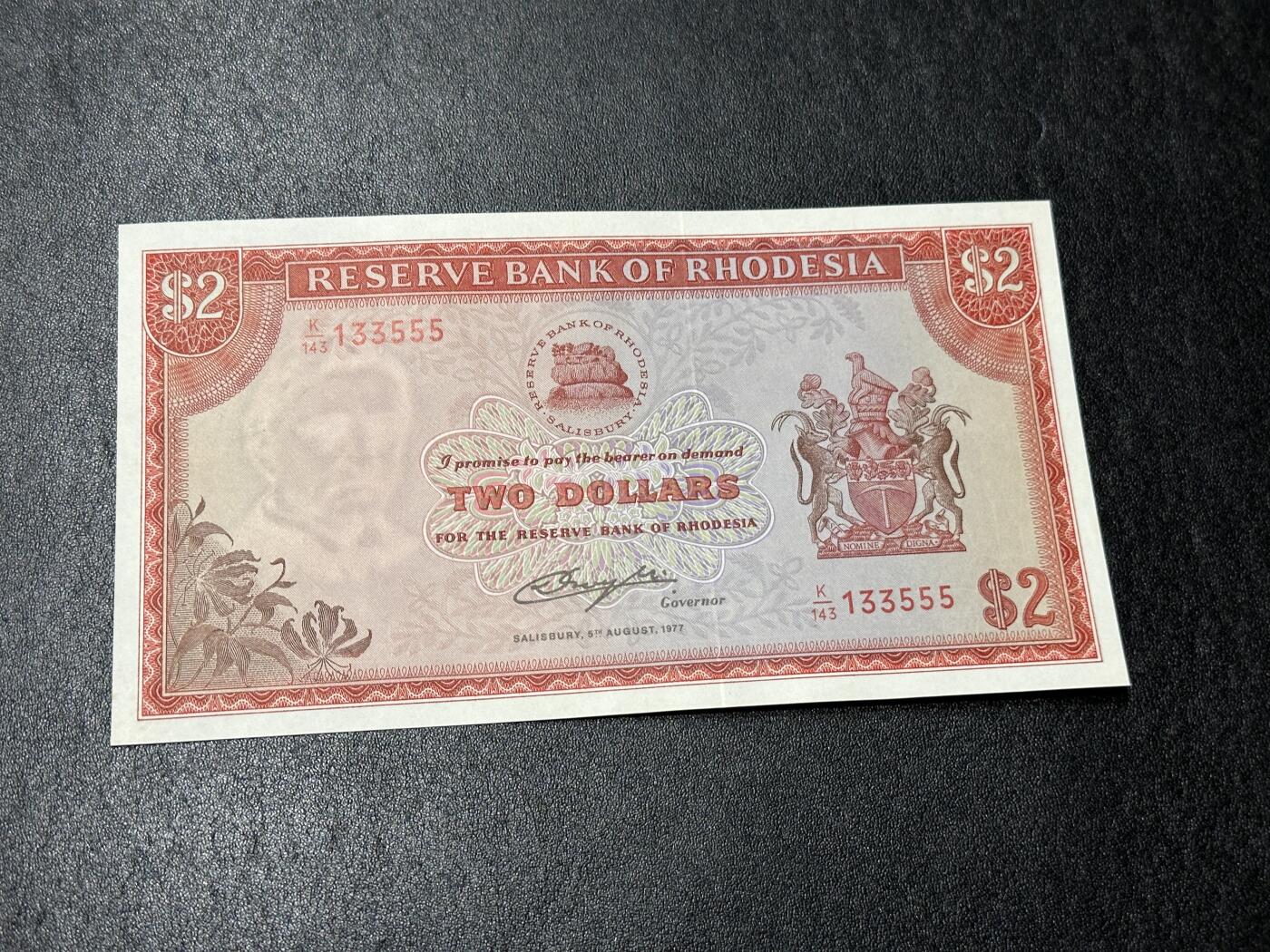 《外钞收藏家》第四百零二期 1977年罗得西亚2刀 全新UNC 豹子号555