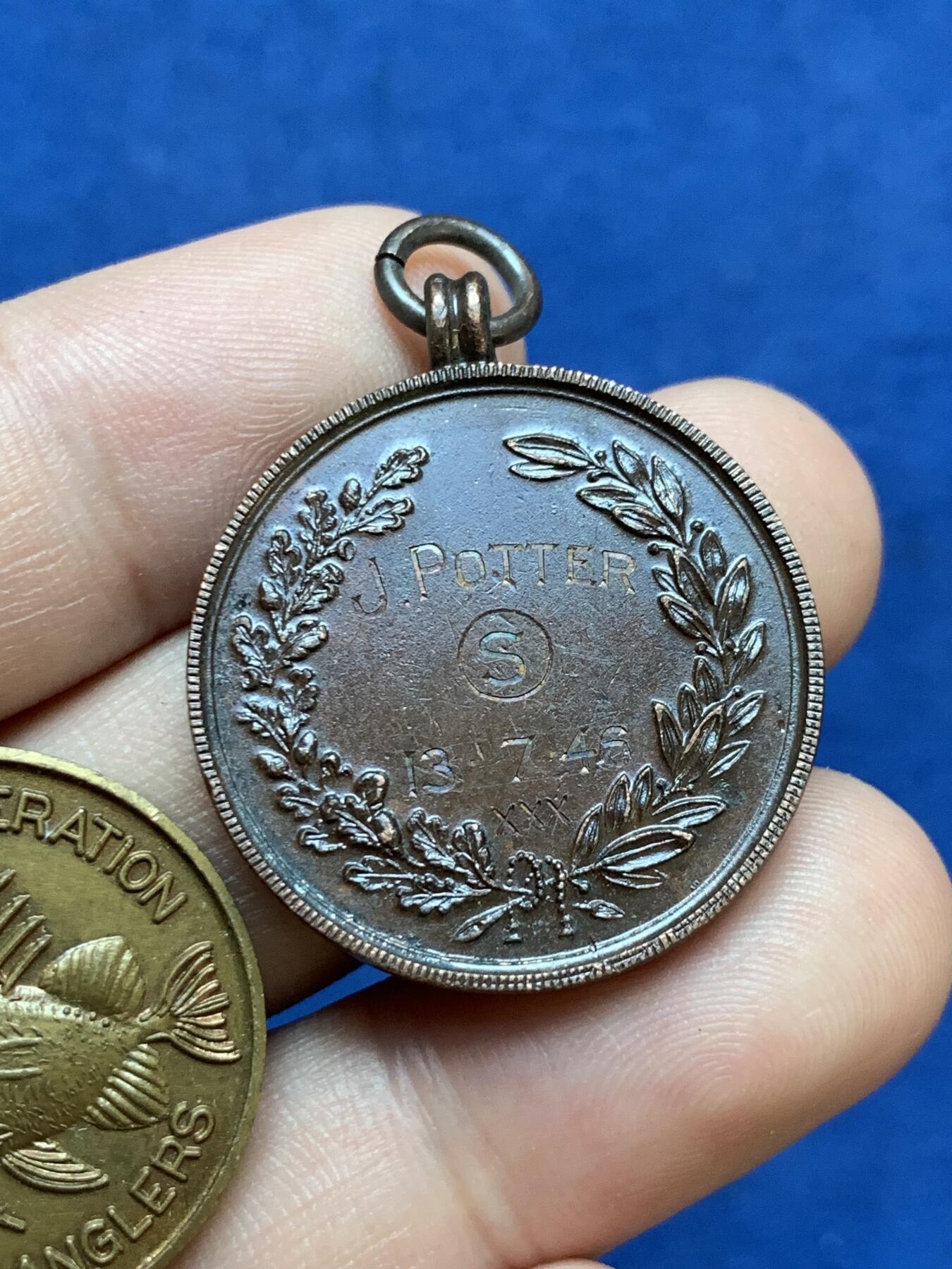 《竞宝斋》第295场- 周日，周一  2场连拍 （全场包邮） 两枚一组 外国纪念章 细节见图 直径26mm 28.9mm