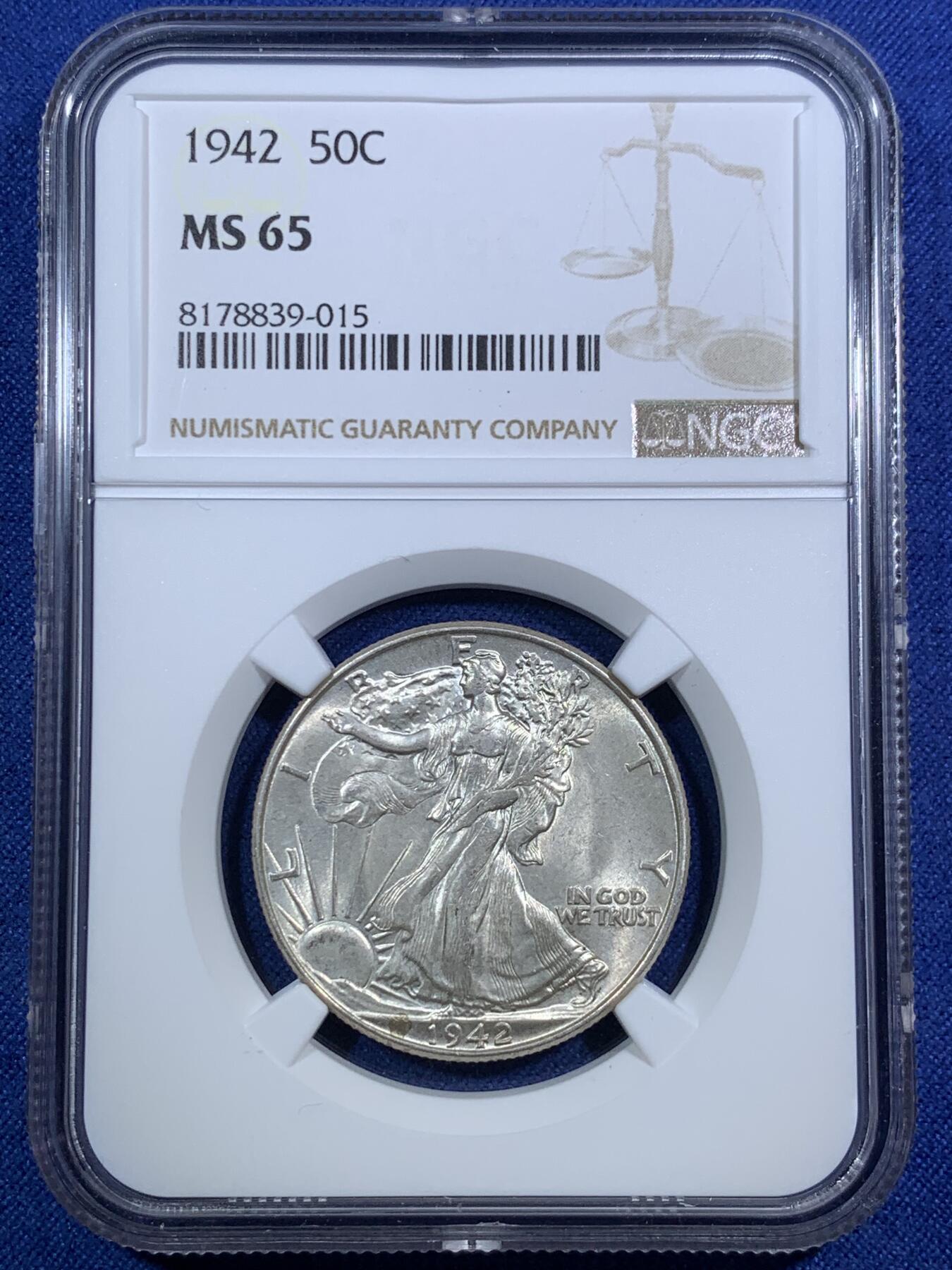 《竞宝斋》第295场- 周日，周一  2场连拍 （全场包邮） NGC MS65 美国1942年行走女神半圆银币 两面丝滑 比后期的45-47年要少见一些，来自美国库存包装，非原卷，但是未可见流通。它也是美国币经典设计，深受世界人民喜爱，来自Adolph A. Weinman的设计,无论是后期的投资银币或是2016复刻的金币，都足见其人气。