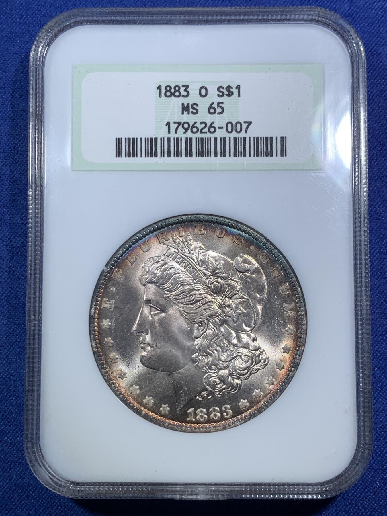 《竞宝斋》第295场- 周日，周一  2场连拍 （全场包邮） NGC MS65 老盒美国 1883-O 摩根银币 蓝金彩非常漂亮