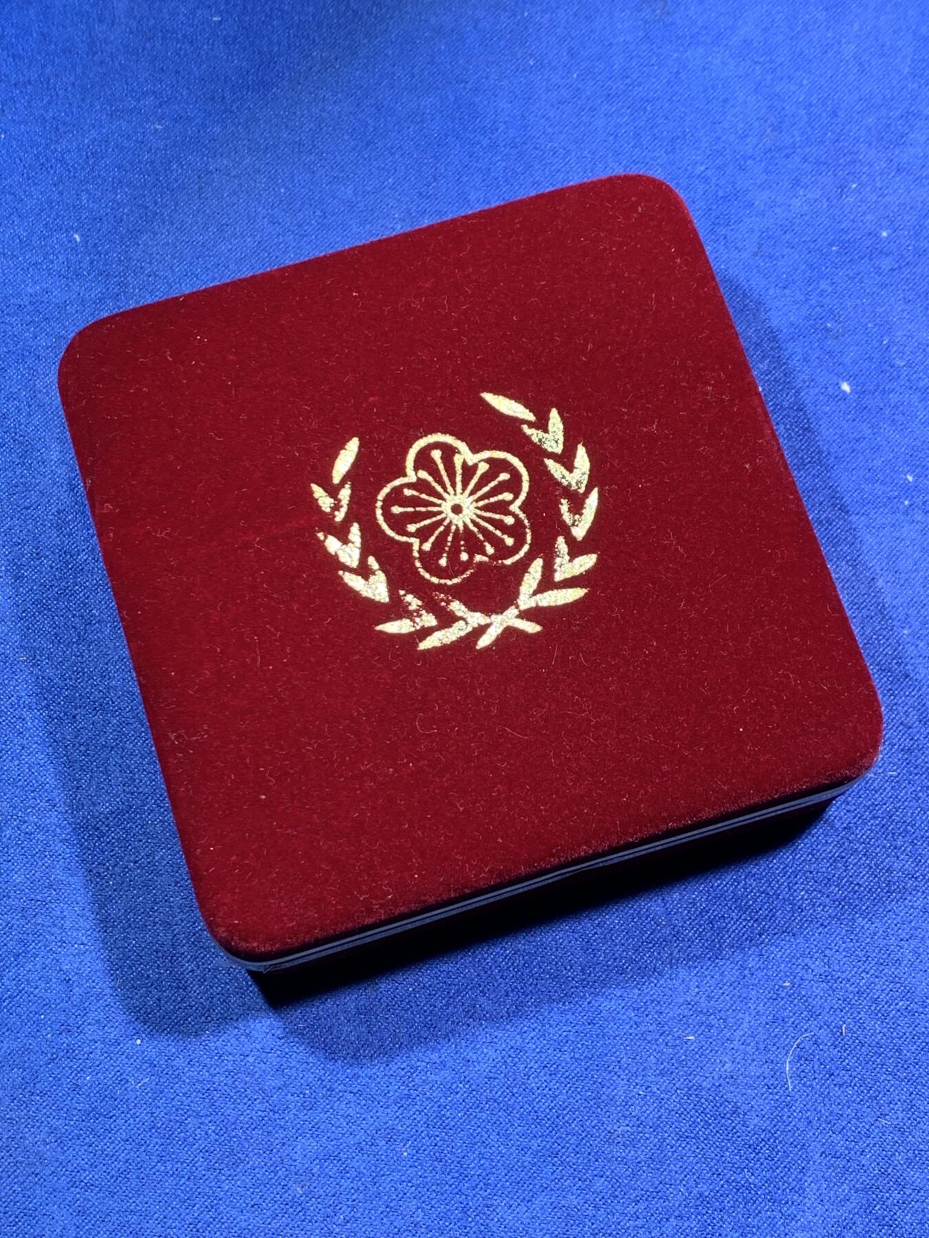 《竞宝斋》第295场- 周日，周一  2场连拍 （全场包邮） 中国台湾省1996年第九任正副省长就职纪念银币1盎司大银币 盒证齐全 银币是原封膜 热门题材