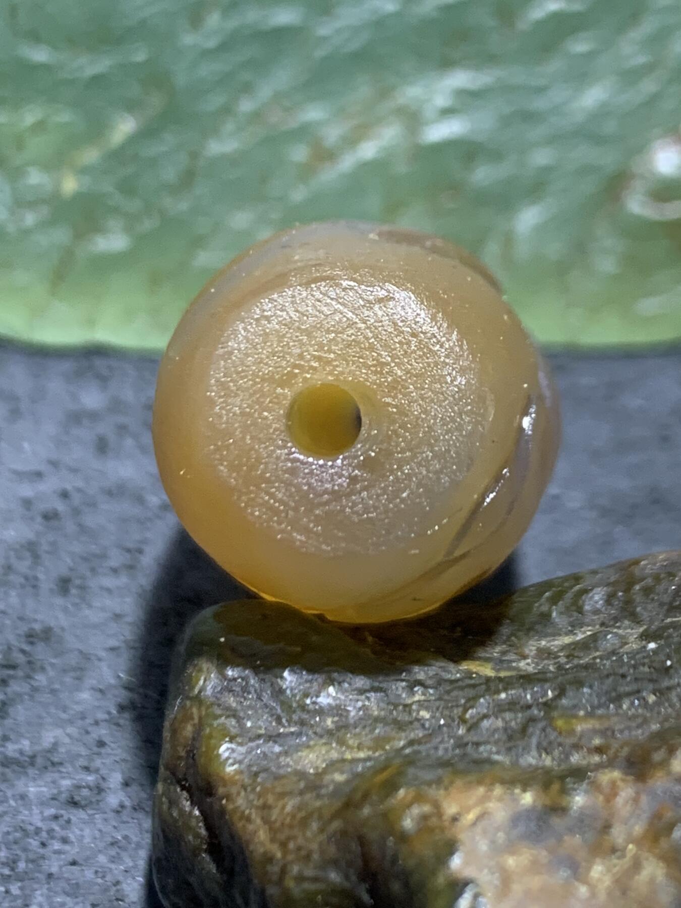 精美亚光高润度冻料飘鸡油黄蒙料战国红玛瑙手工俏色巧雕刻鼠来宝桶珠一个，